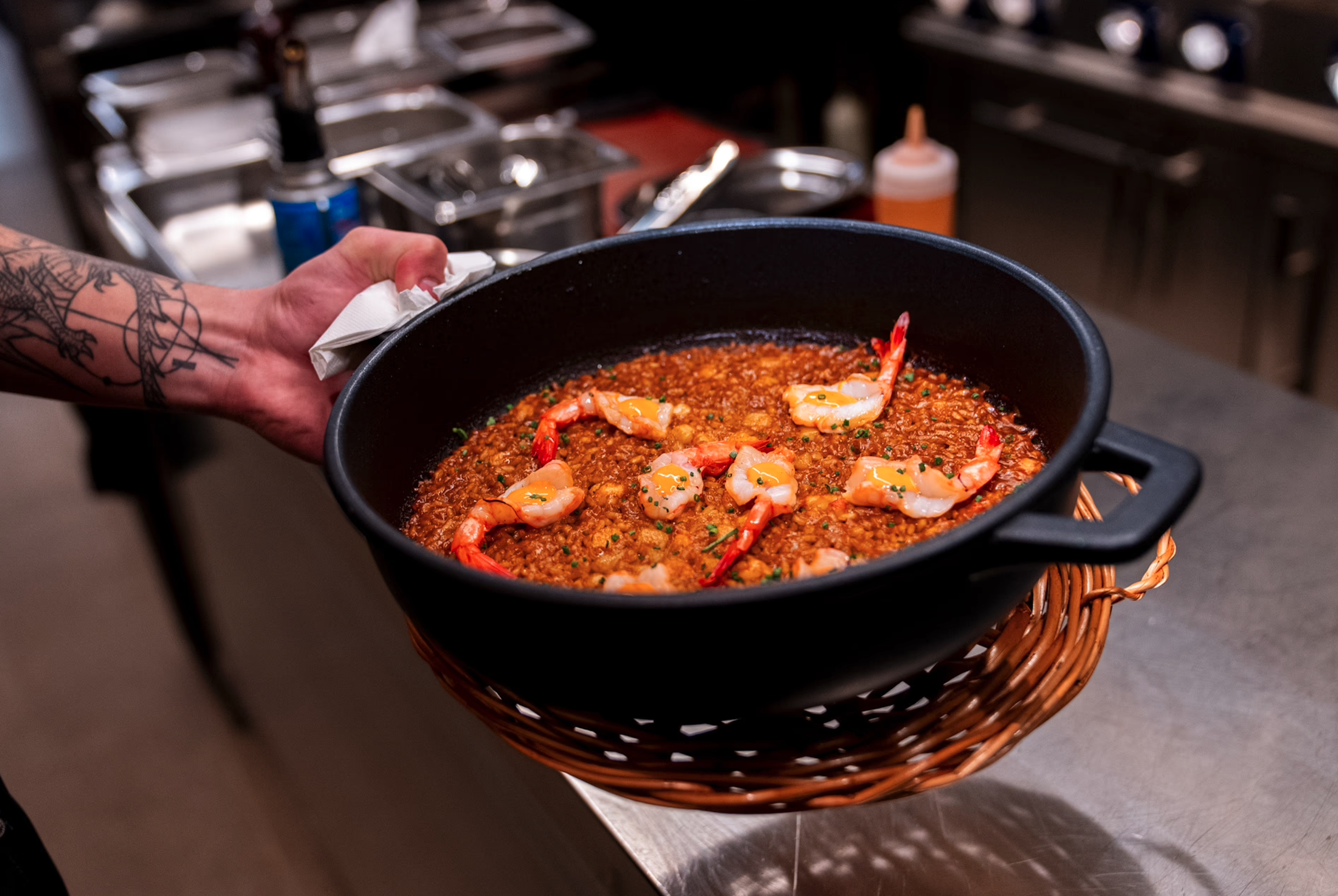 El restaurante del centro de Barcelona donde comer los mejores arroces y que curiosamente está "libre de guiris"