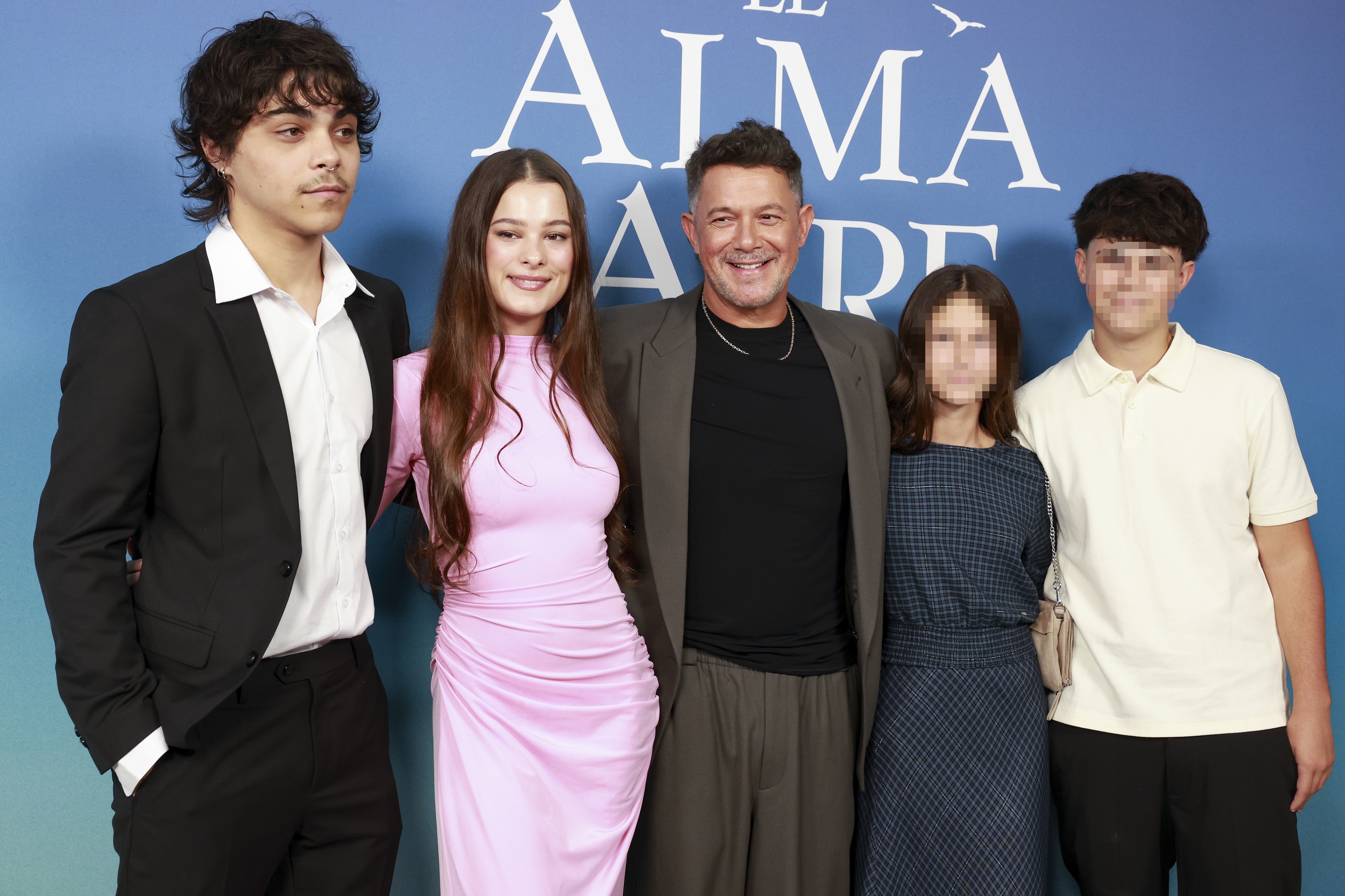 Alejandro Sanz reúne por primera vez a sus cuatro hijos y a su actual novia,  Stephanie Cayo, en un acto público: "Al final se ha podido conseguir"