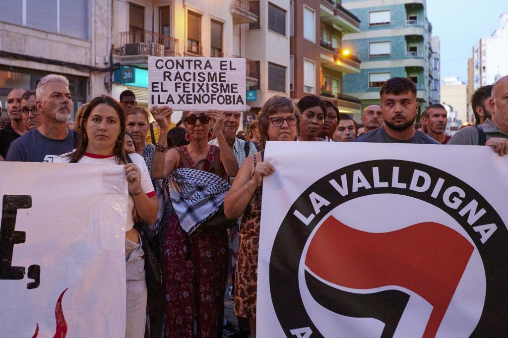La Guardia Civil detiene a cinco hombres, dos de ellos menores, por la paliza racista en las fiestas de Tavernes de la Valldigna