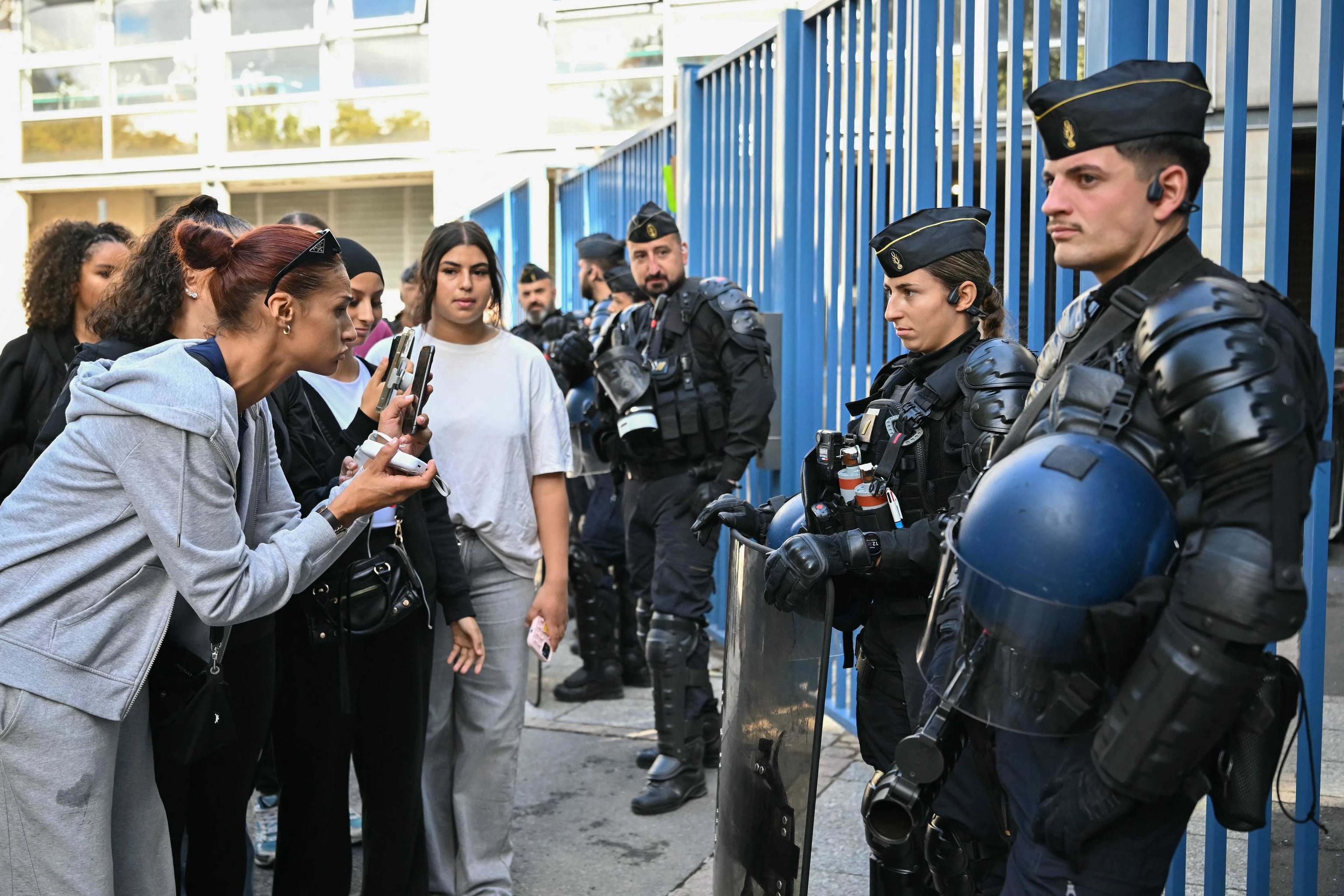 Más de 600 detenidos en las protestas juveniles y bloqueos de los institutos franceses
