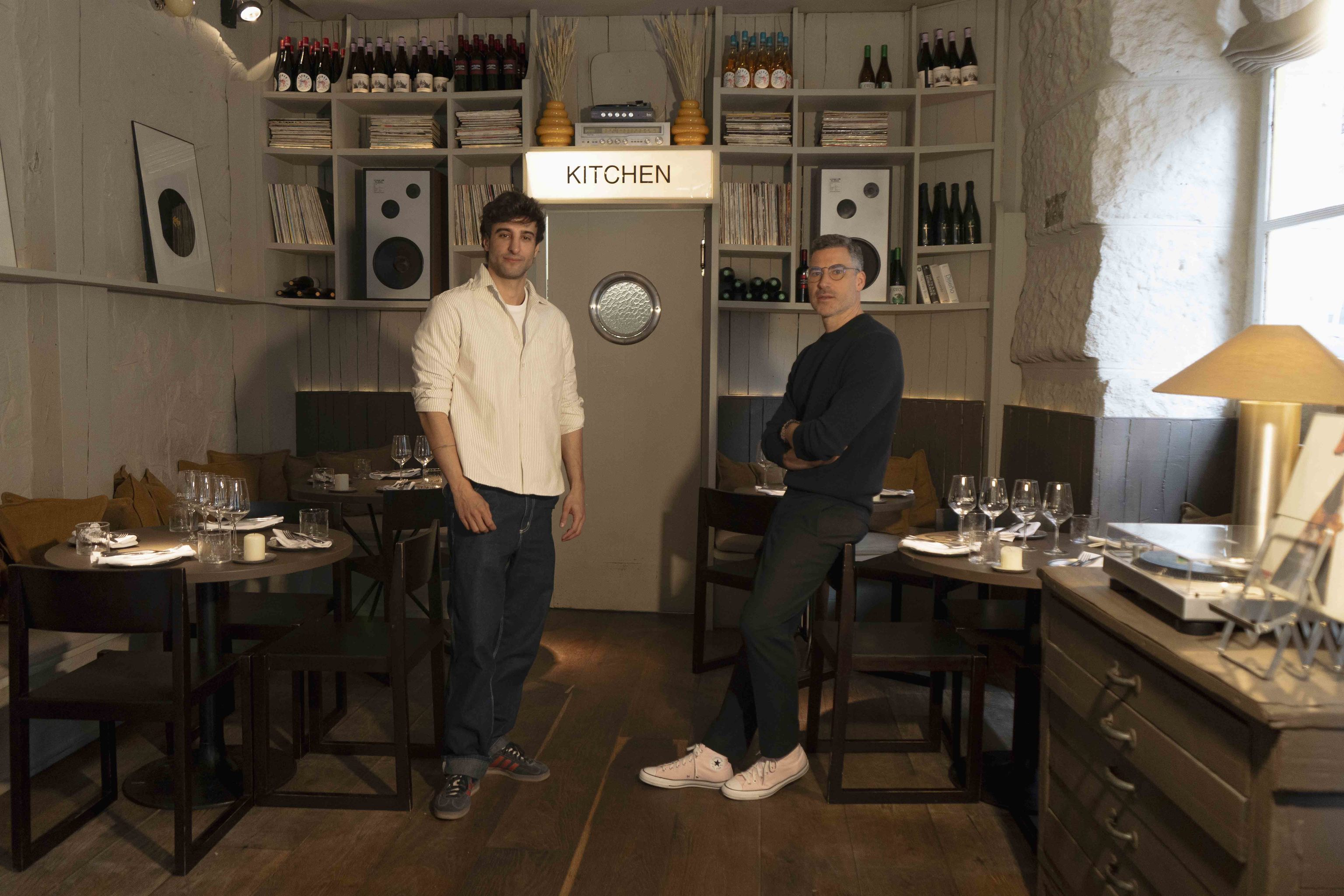 Sardö, el 'wine bar' que reinventa los platos tradicionales desde el corazón de Chamberí: "Las barras están volviendo, dan libertad y vida"
