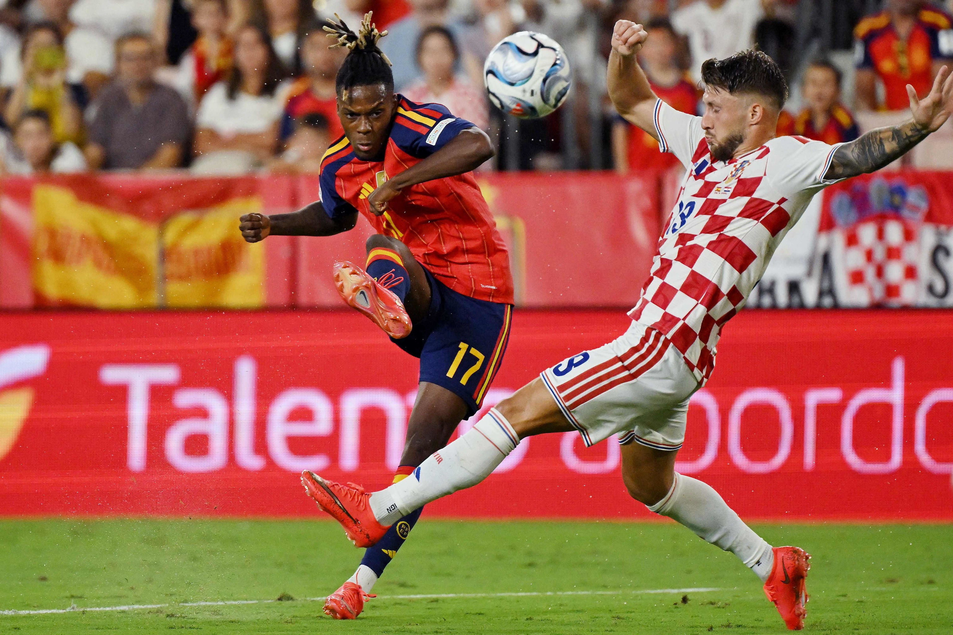 Nico Williams deja la concentración de la Selección por unas molestias en el muslo