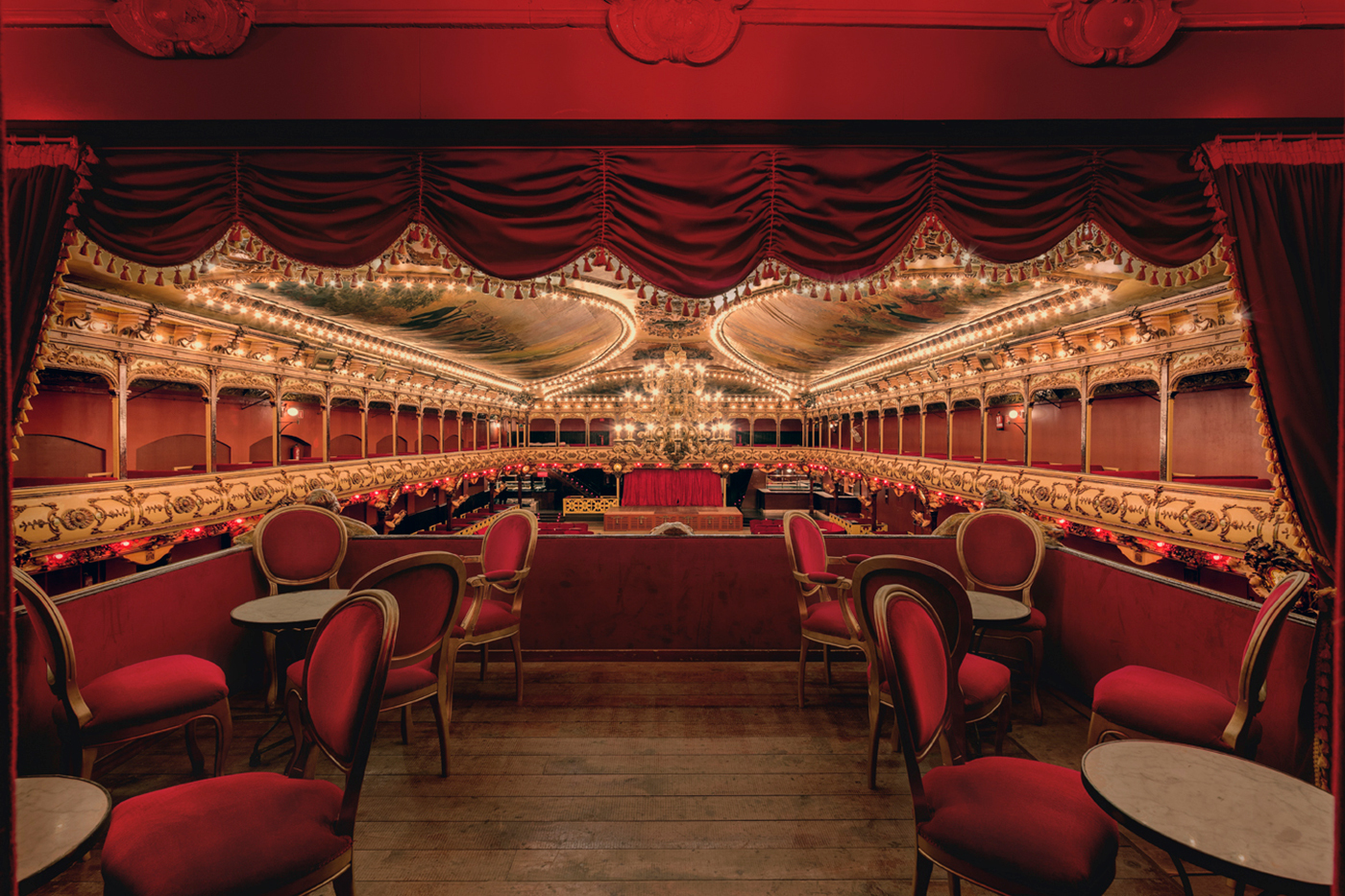 Así es la discoteca más antigua de Barcelona: está cerca del mercado de la Boqueria y tiene una decoración inspirada en Versalles