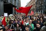 Los acampados de Sol llegan a las puertas del Congreso para presionar ante el debate: "No vamos a parar hasta conseguir el derecho a la vivienda"