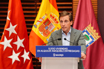 Almeida entrega la llave 5.000 de alquiler asequible en un "buen día para contraponer modelos"