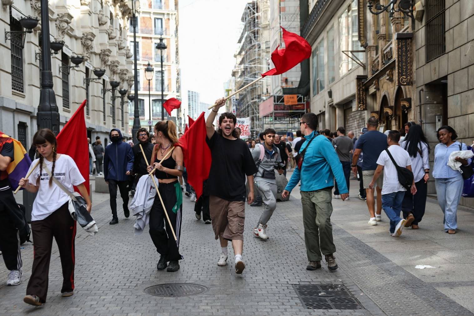 "Vergüenza, vergüenza": centenares de manifestantes protestan frente al Congreso tras el rechazo a los decretos de vivienda