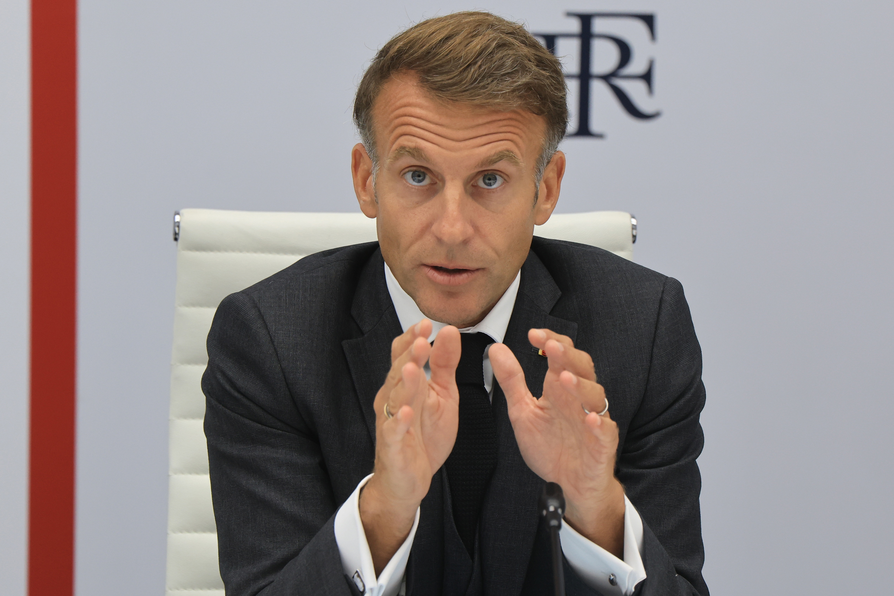 Macron anuncia que el G7 liberará 100 milllones de barriles de petróleo y de diésel para "reducir los precios"