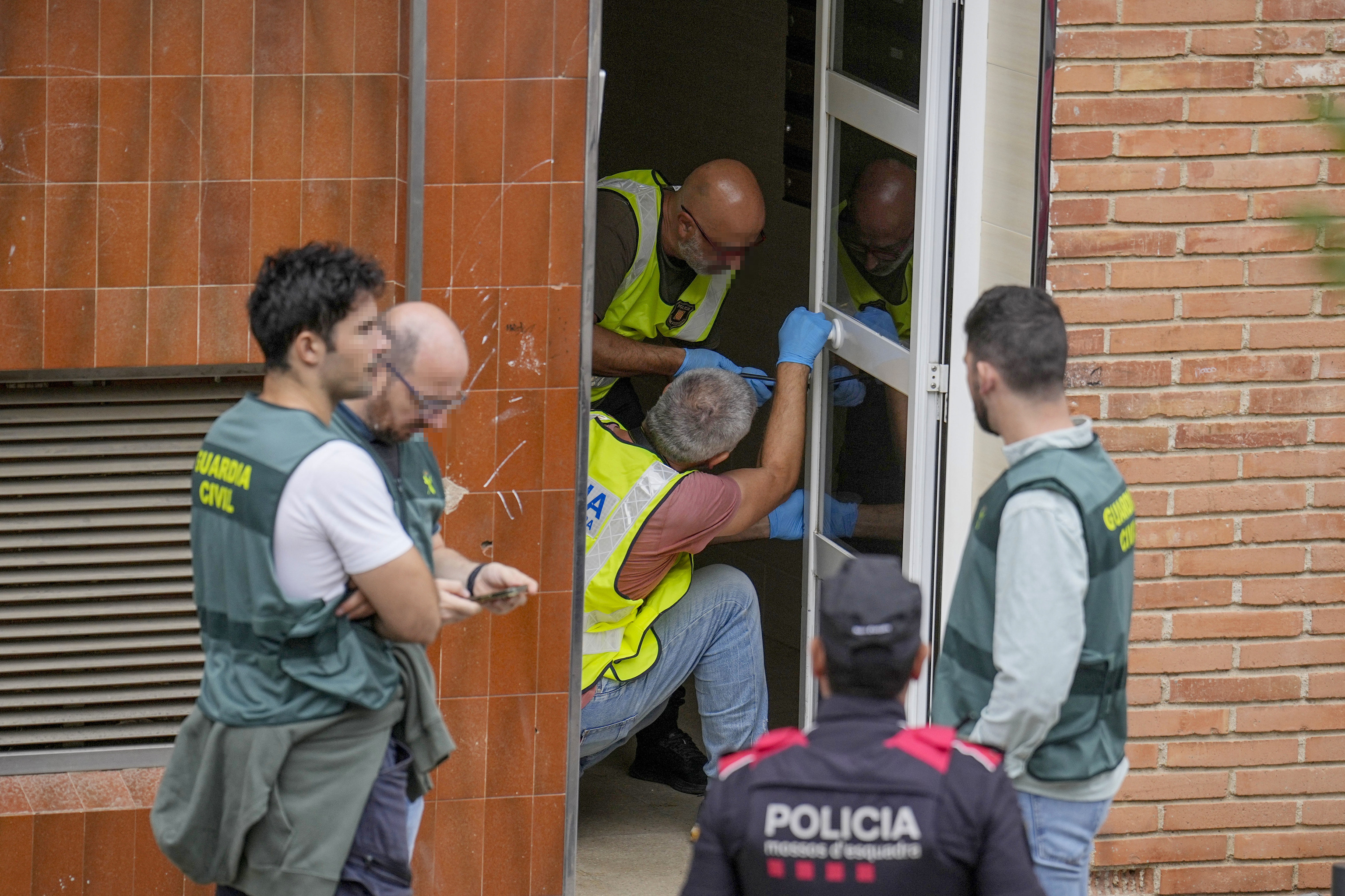Los Mossos registran dos domicilios y un local en Terrassa con los detenidos por el tiroteo contra dos guardias civiles y buscan a un cuarto implicado