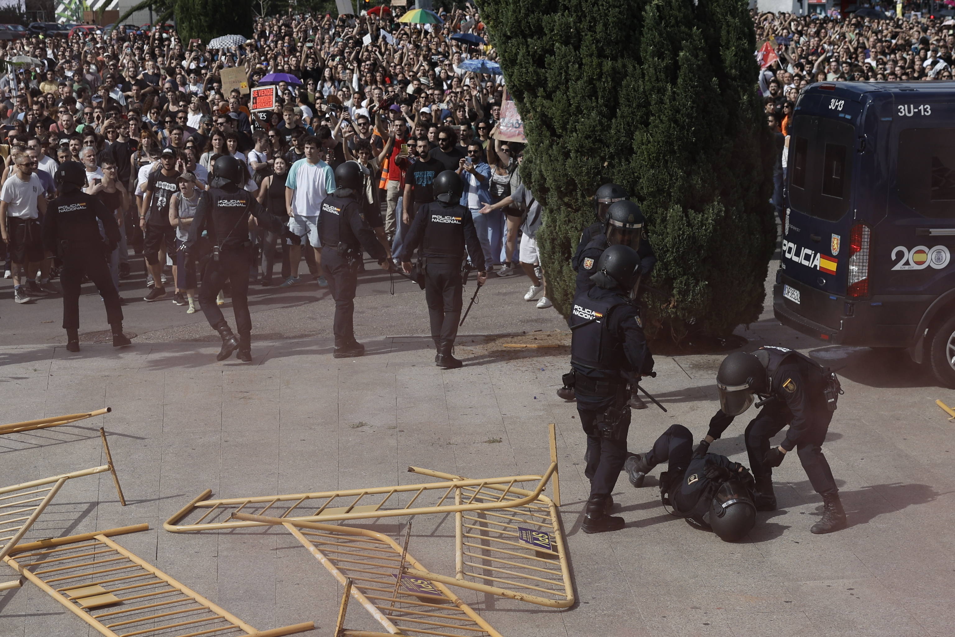 Tensión en Valencia: cinco detenidos y nueve policías heridos en el asalto al Palau de Les Arts, donde había un congreso inmobiliario