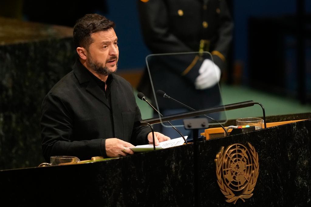 Ucrania atacará las refinerías rusas en respuesta a la "nueva doctrina" de ataques de Moscú que busca que la población abandone Kiev, dice Zelenski
