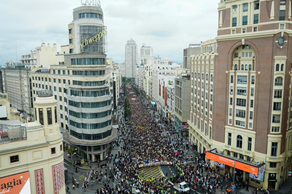 Dilema en el PSOE mientras Sánchez ultima su decisión: "Calentar más calle" o convocar y "hacérselo pagar ya al PP"