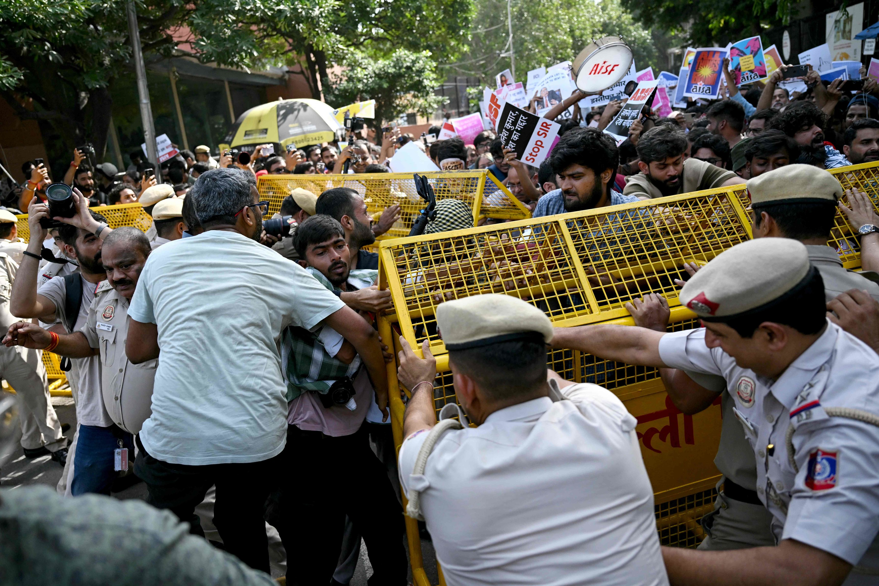 Las "cucarachas" vuelven a las calles de India por los cambios en el censo electoral