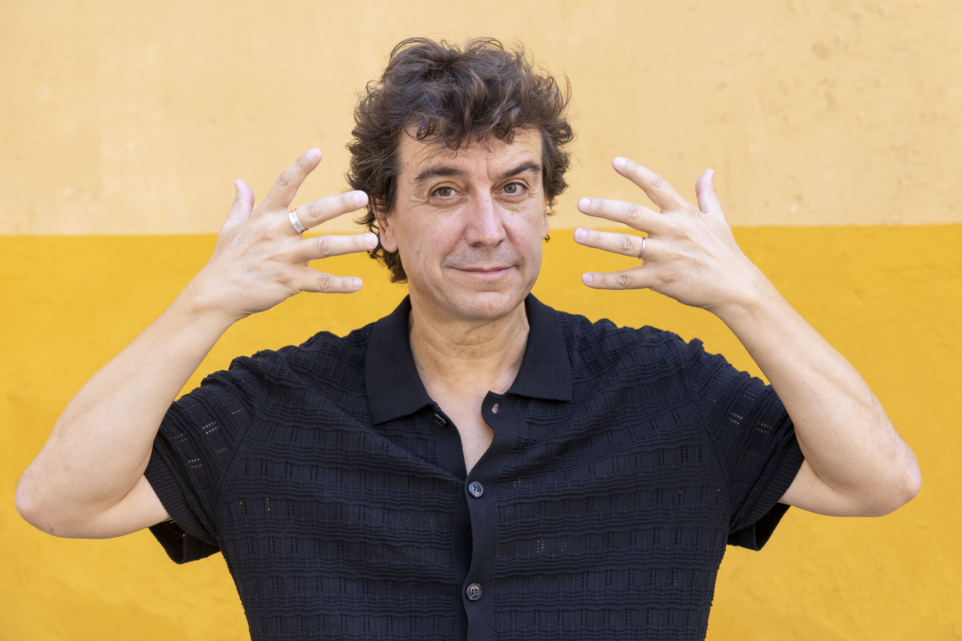 Javier Veiga: "Hay que reducir el protagonismo de los políticos, ocupan demasiado espacio en nuestra vida social"