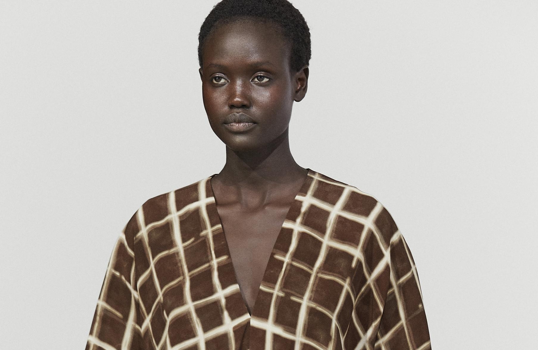 Los 7 vestidos de Massimo Dutti que están marcando tendencia entre las de 40 y 50