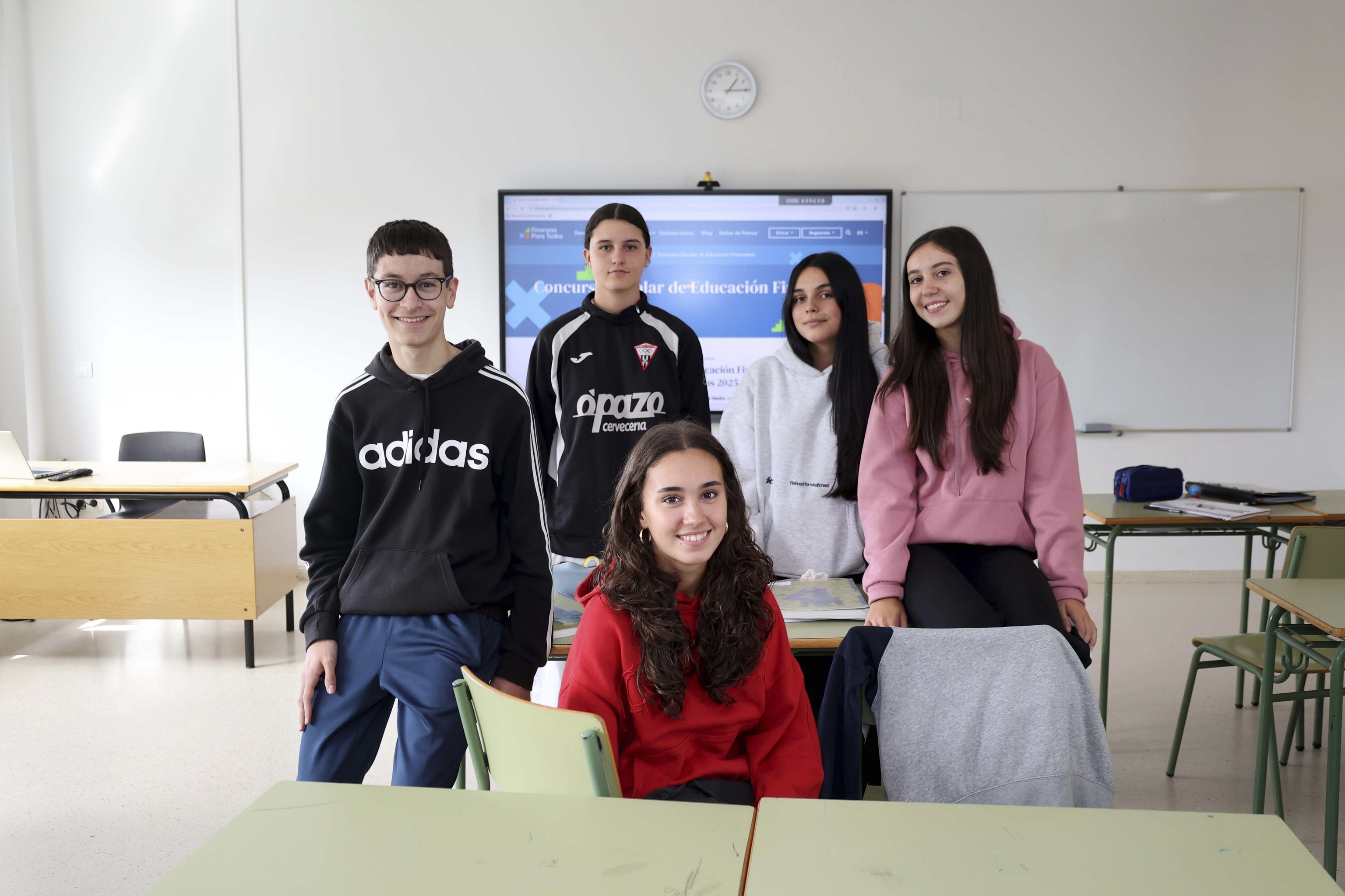 La 'champions' del conocimiento financiero se la disputan cuatro institutos gallegos: "Cuando nos toque controlar un presupuesto, no partiremos de cero"