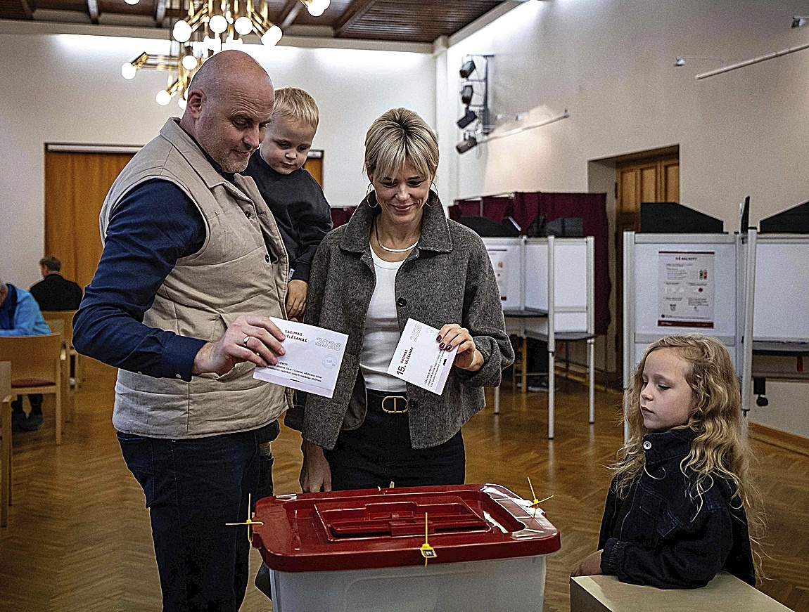 El 'coloso' Kulbergs revalida su mandato en Letonia y blinda su política firme frente a Rusia