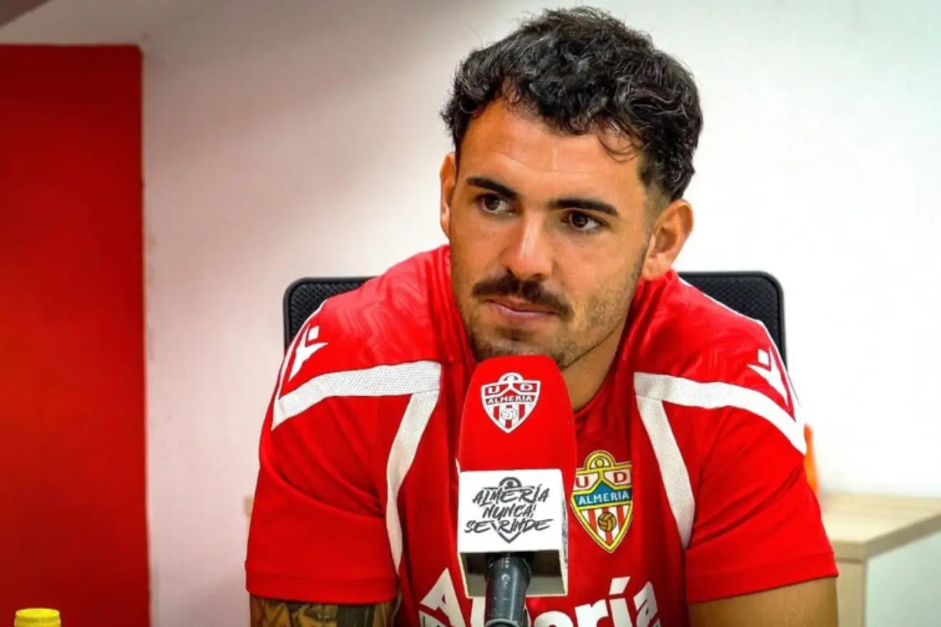 El jugador del Almería Álex Sola estrella su coche de madrugada, huye del lugar del accidente y da positivo en alcoholemia