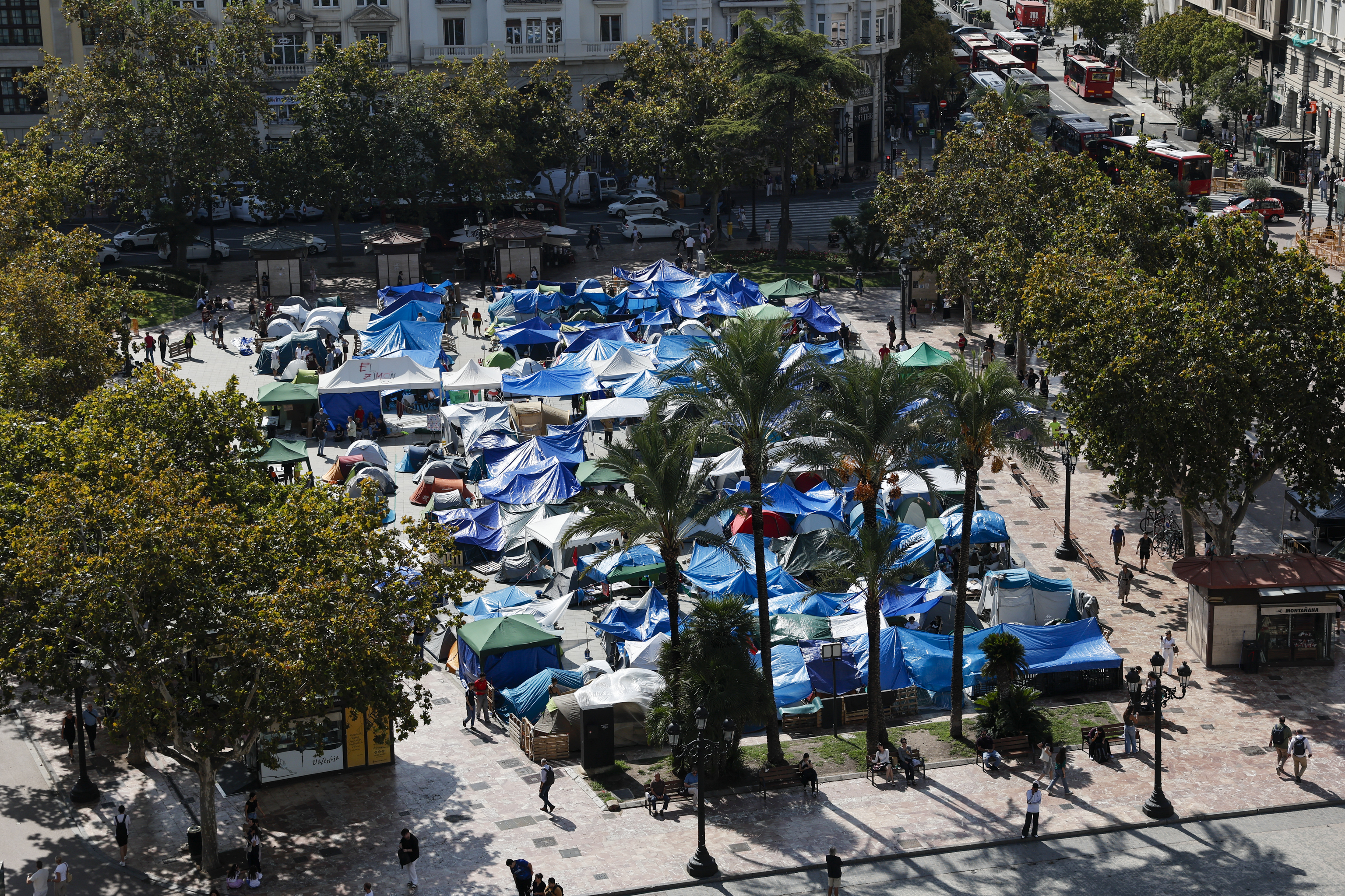 La alcaldesa de Valencia reta a la delegada del Gobierno a que desaloje la acampada por el 9 d'Octubre: "No voy a suspender ni trasladar ningún acto"