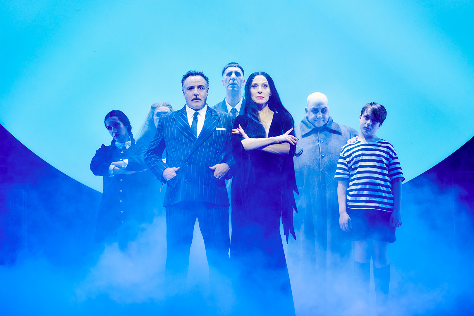 La Familia Addams vuelve... para reírse de todo: una mansión con vida propia, una parodia de sí misma y la serie de Tim Burton como trampolín