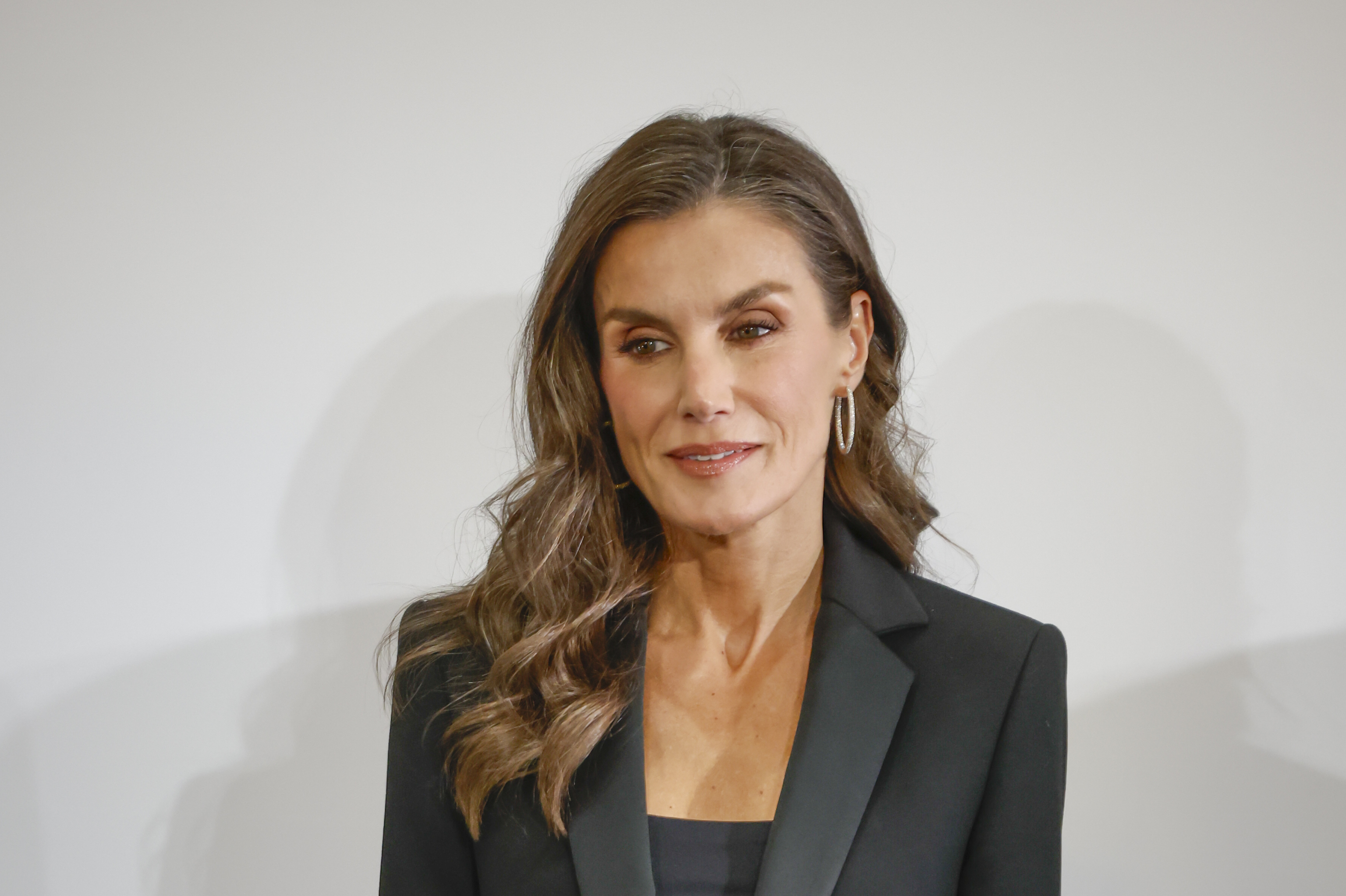 La Reina Letizia debuta en Finlandia por todo lo alto: un traje (reutilizado) de marca española lleno de plumas y brillos