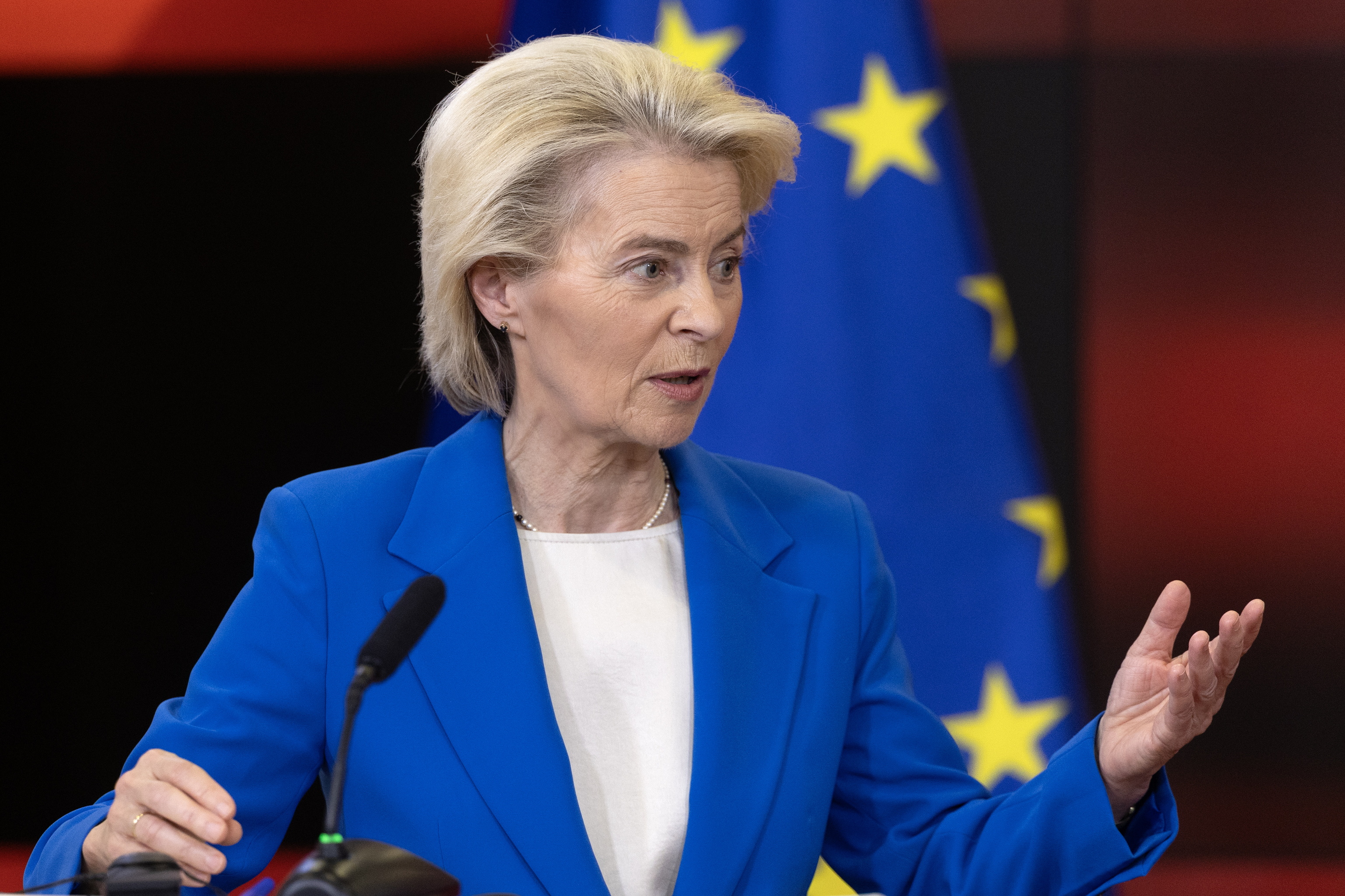 Von der Leyen critica la rebaja de 20 céntimos al diésel y la gasolina del Gobierno: "Aumenta la demanda, favorece a las rentas altas y supone un coste enorme"