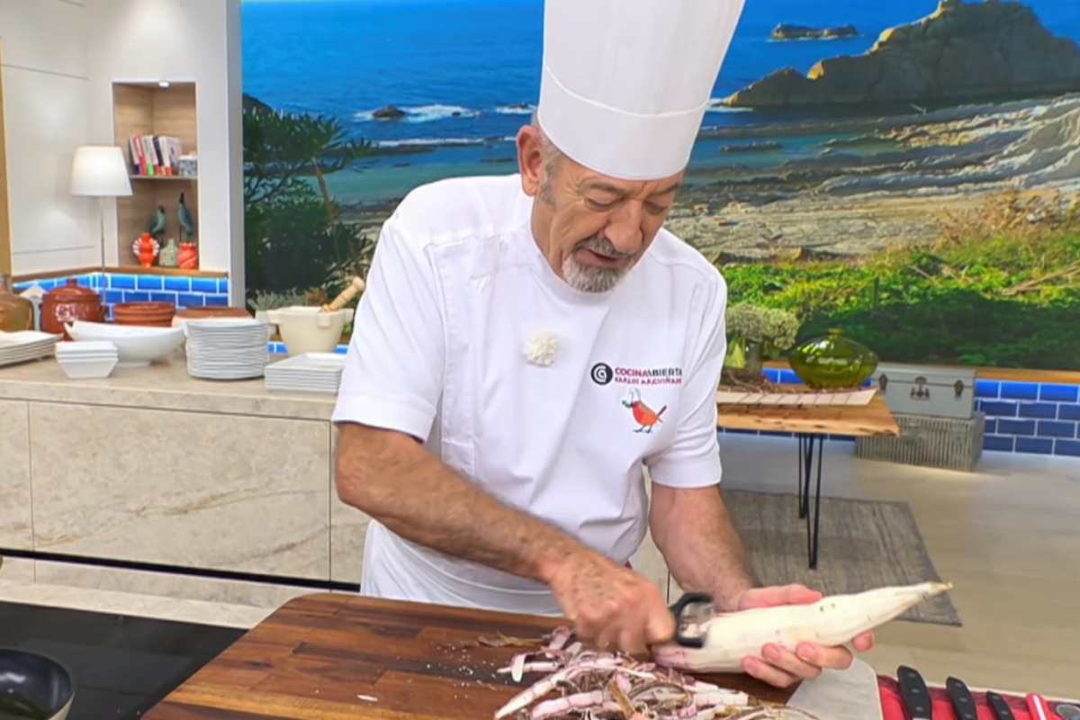 Polémica en Latinoamérica después de que Karlos Arguiñano pelara una yuca en su programa con un pelador