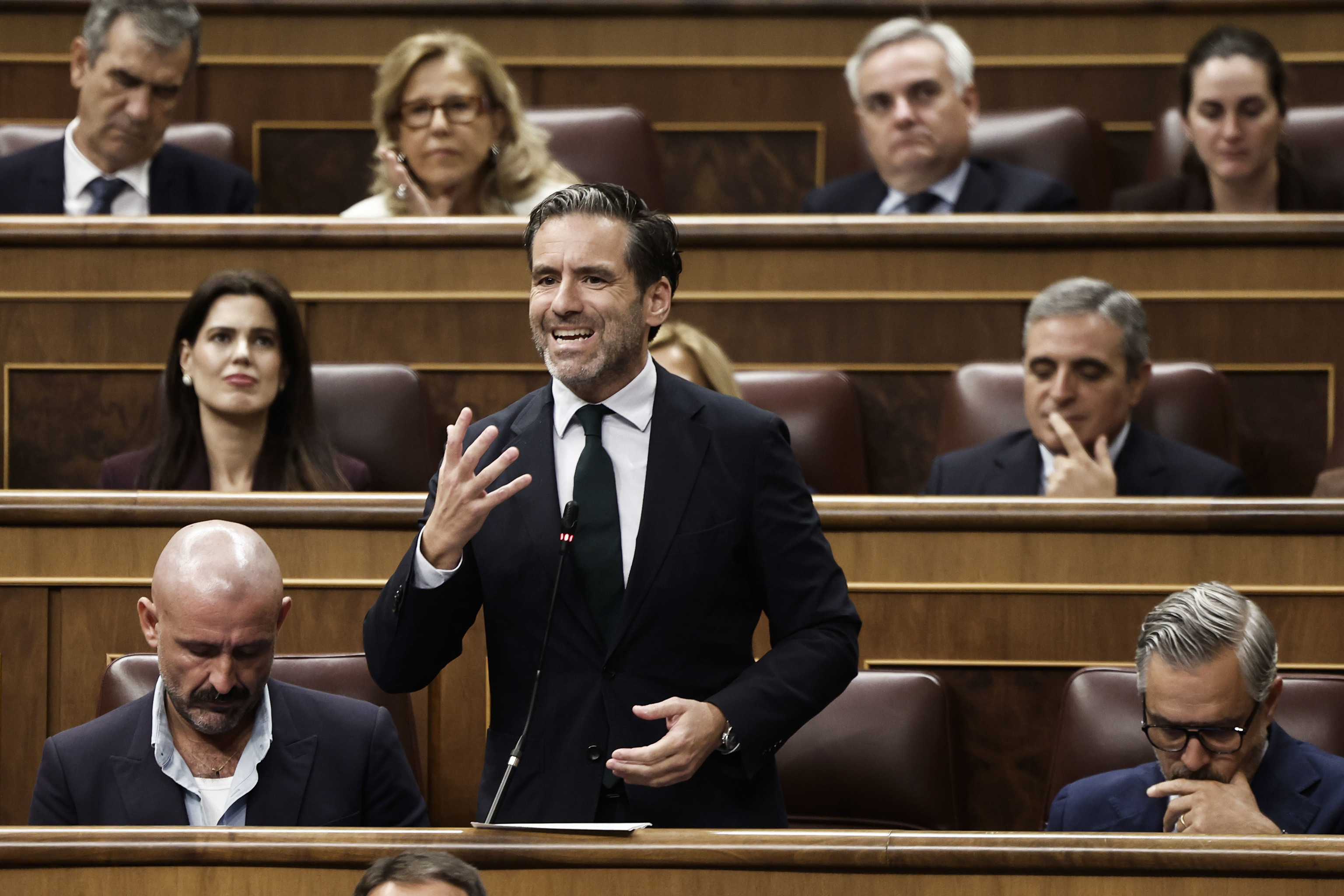 Génova se desmarca de Ayuso y ve "garantista" el voto por correo mientras ella se reafirma: "Todo el mundo tiene que ir a la urna"