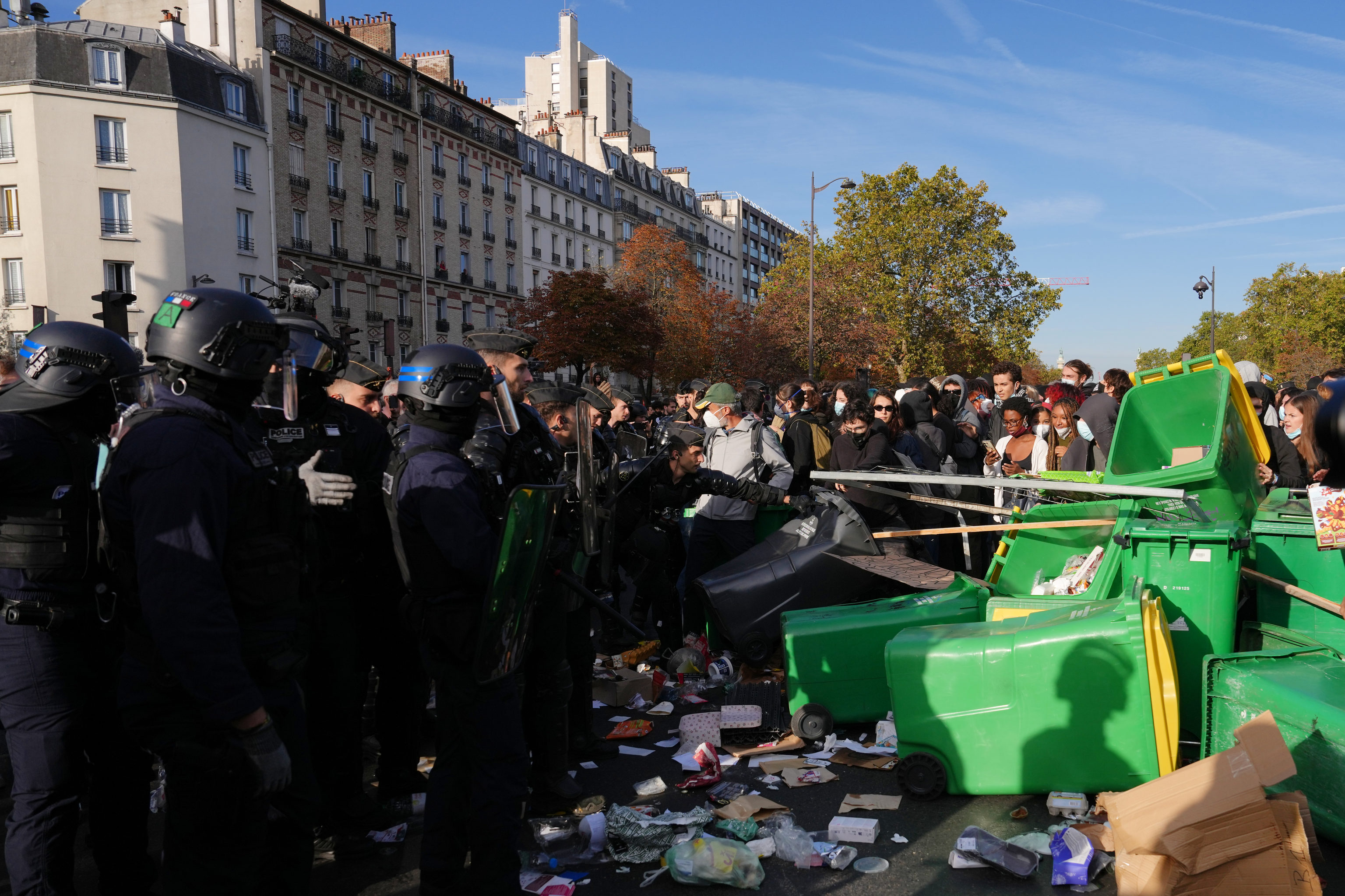 Los sindicatos celebran manifestaciones de apoyo a los estudiantes en una jornada de "alto riesgo" en toda Francia