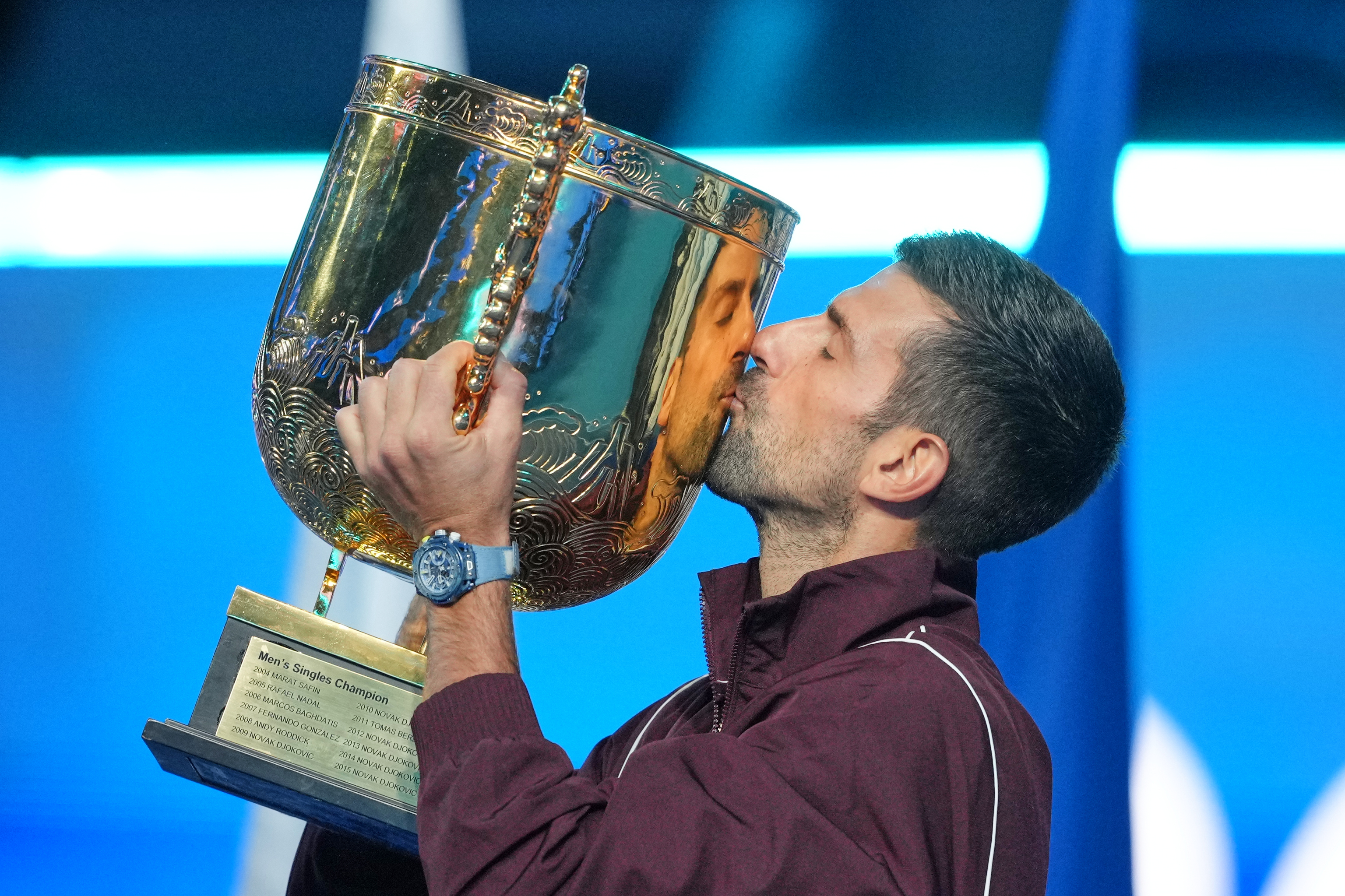 Djokovic conquista su séptimo título en Pekín tras la retirada de De Miñaur