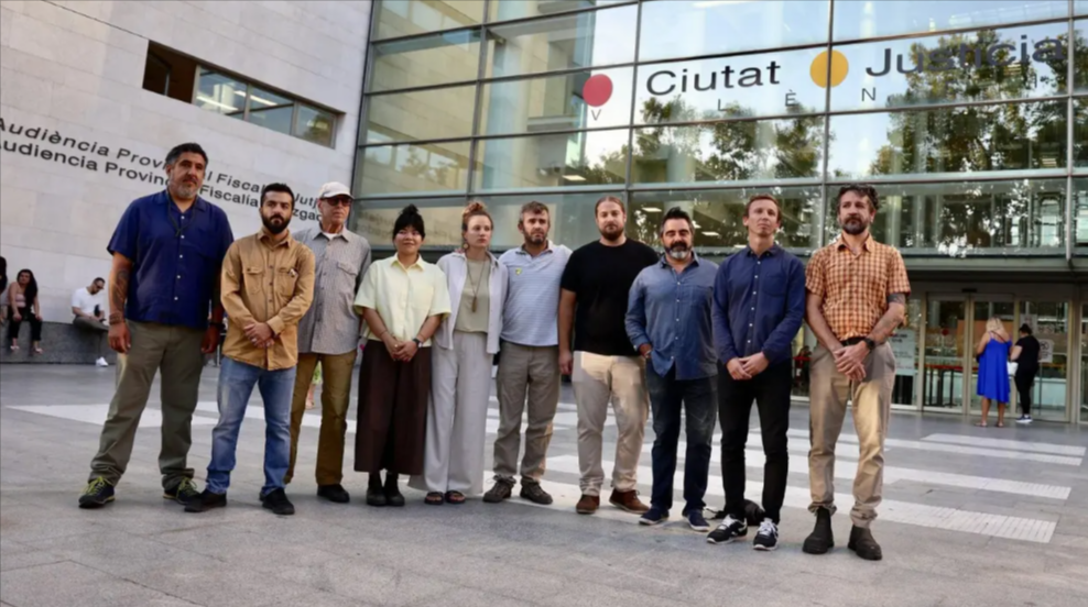 Absuelven a los 11 activistas de Greenpeace acusados de bloquear la entrada de un buque en Puerto de Sagunto en 2021