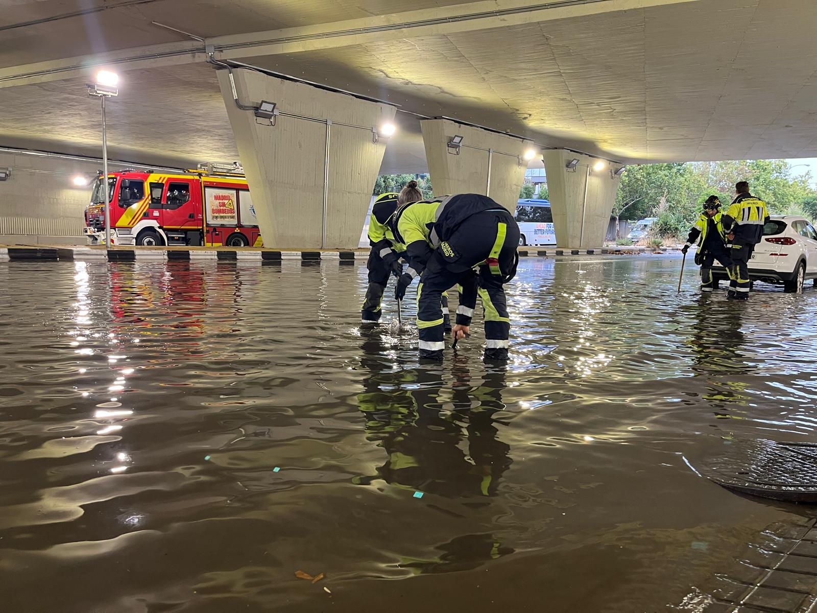 La lluvia inunda varias zonas de la capital y provoca cortes parciales en las líneas 4, 5 y 7 de Metro