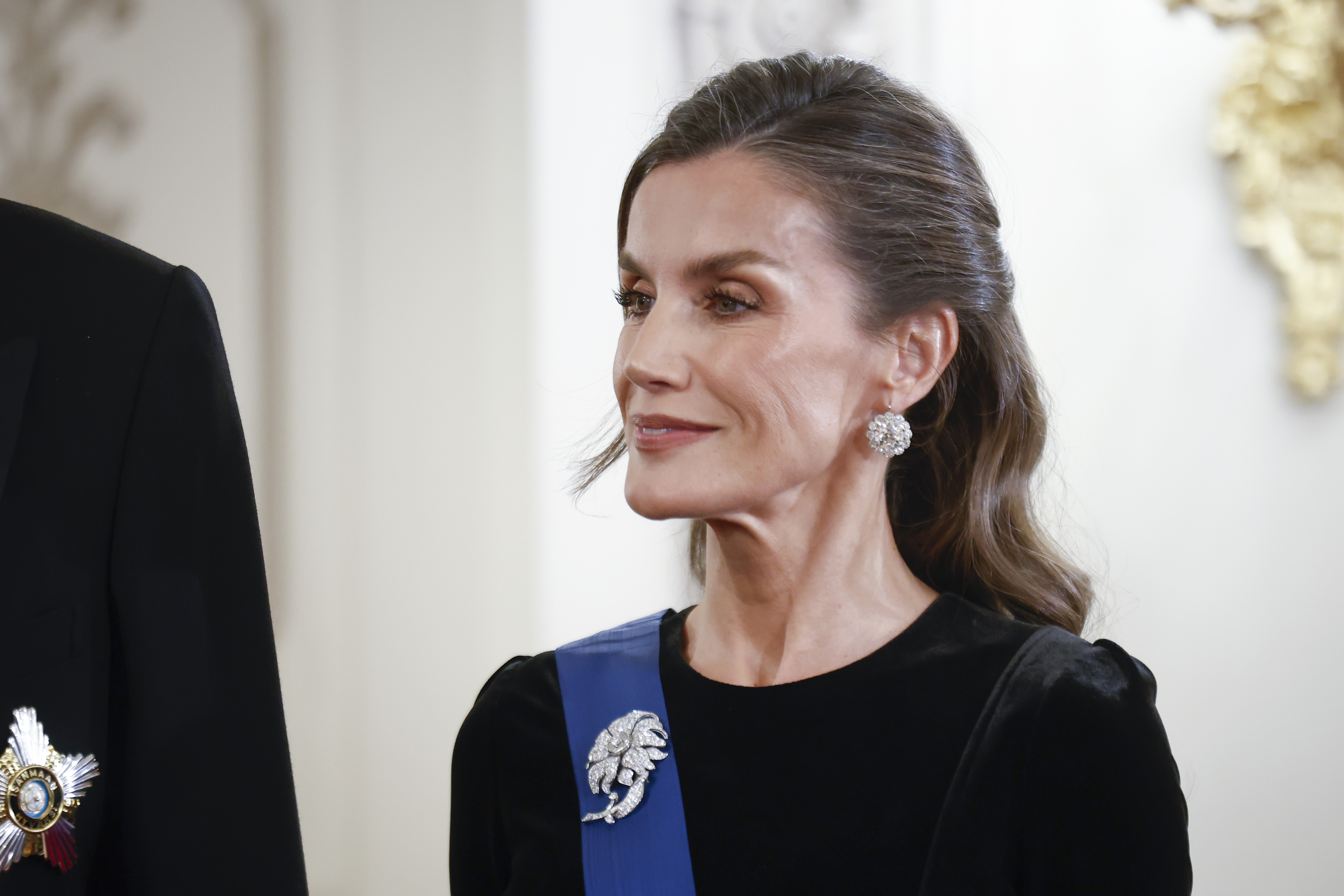 La Reina Letizia rescata un vestido de terciopelo negro de Felipe Varela para la cena de gala en Finlandia y le añade dos toques muy brillantes