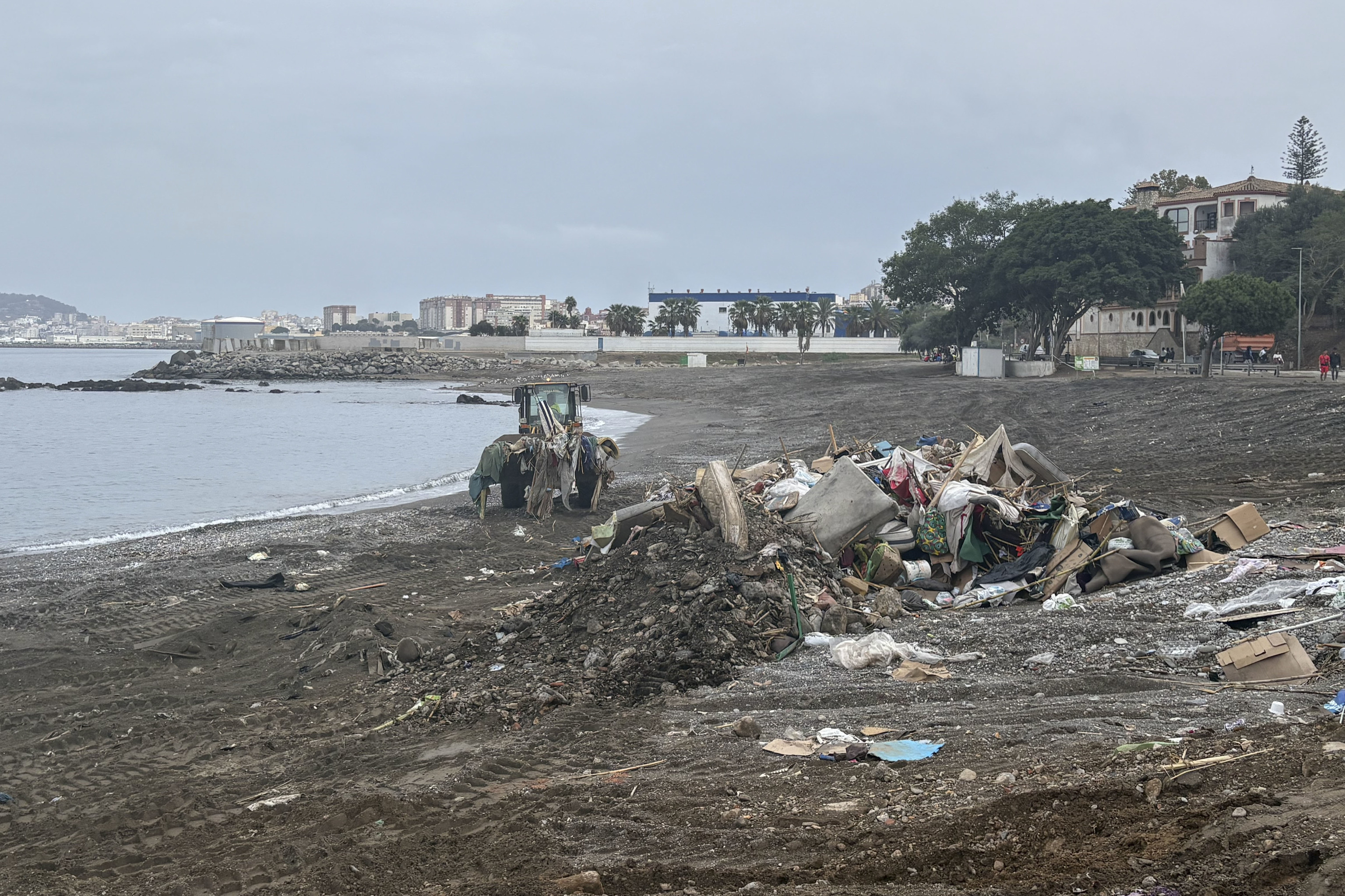 La extraña 'desaparición' de 1.200 inmigrantes en el maquillaje de Ceuta ante el adelanto electoral y la visita del Rey
