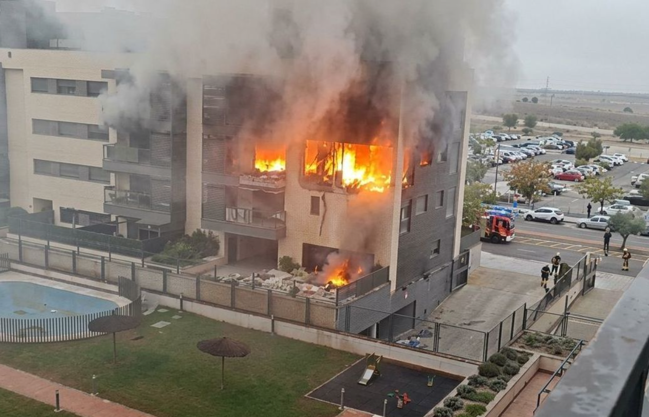 Aparatosa explosión de gas en un edificio nuevo de Valdemoro: mueren tres perros y otro resulta herido