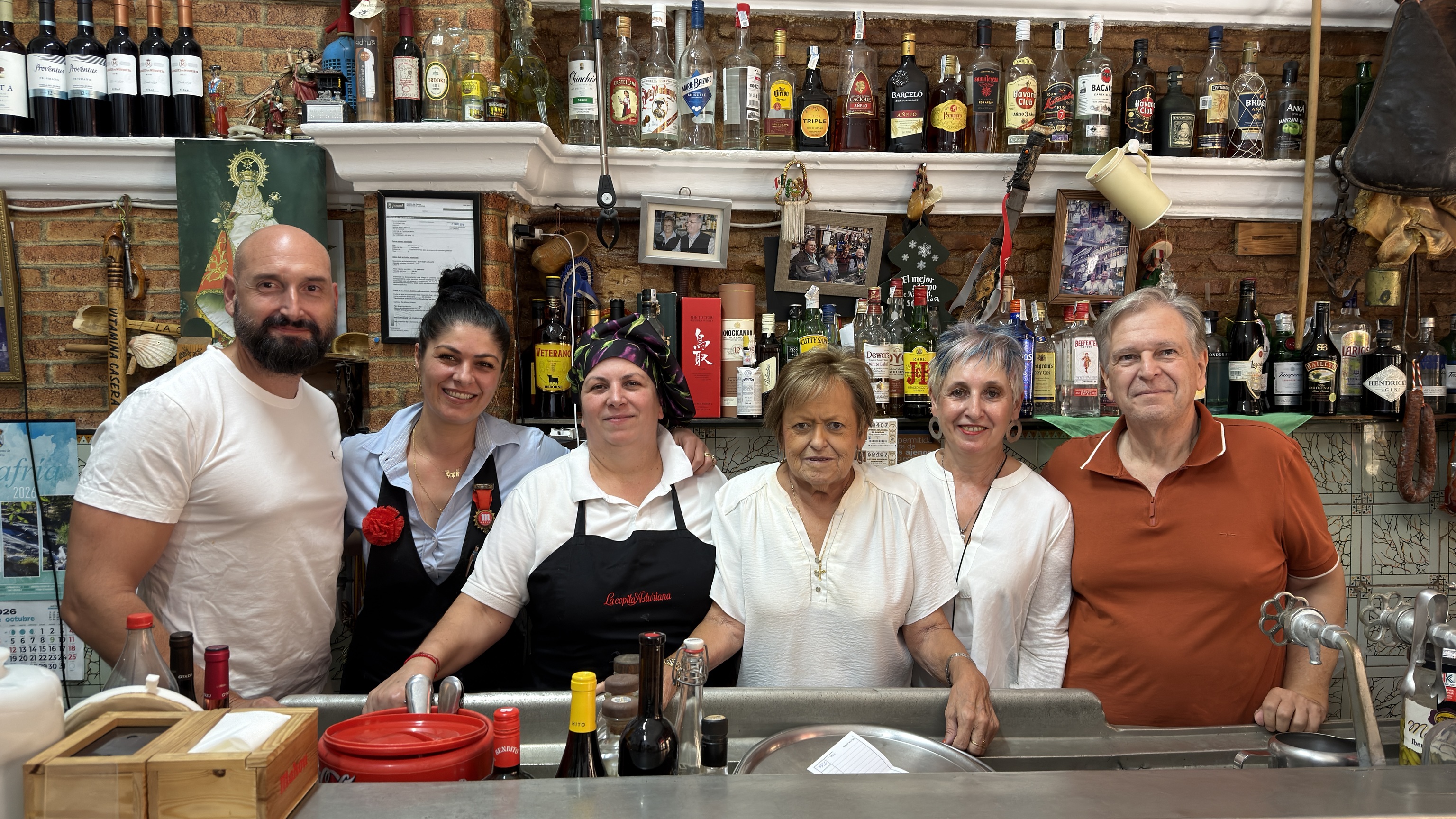 Así es La Copita Asturiana, el restaurante en Madrid con más de 70 años donde los Javis grabaron parte de 'La bola negra'