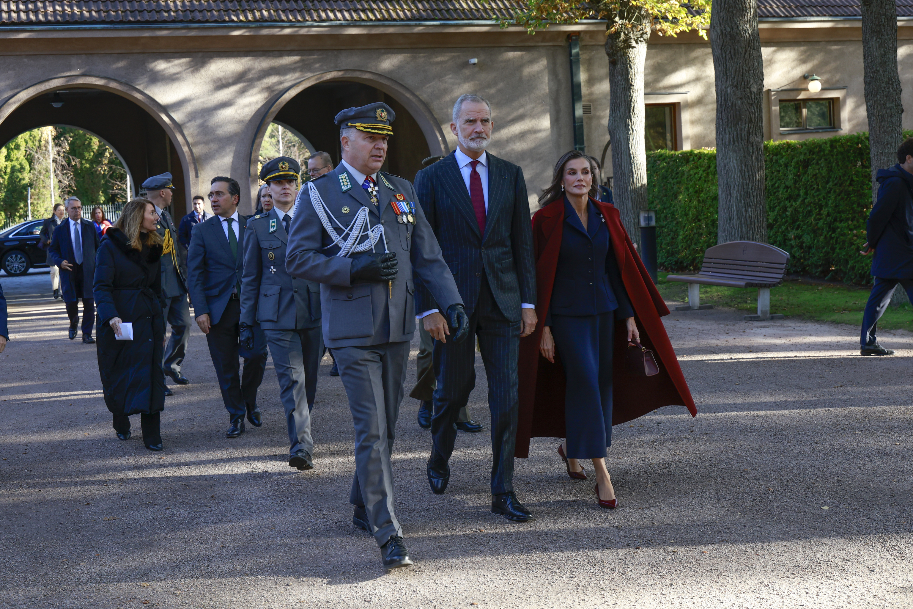 La Reina Letizia inicia su último día en Finlandia con un traje de marca finesa y con un impecable abrigo en rojo cereza con el que se coordina con el Rey