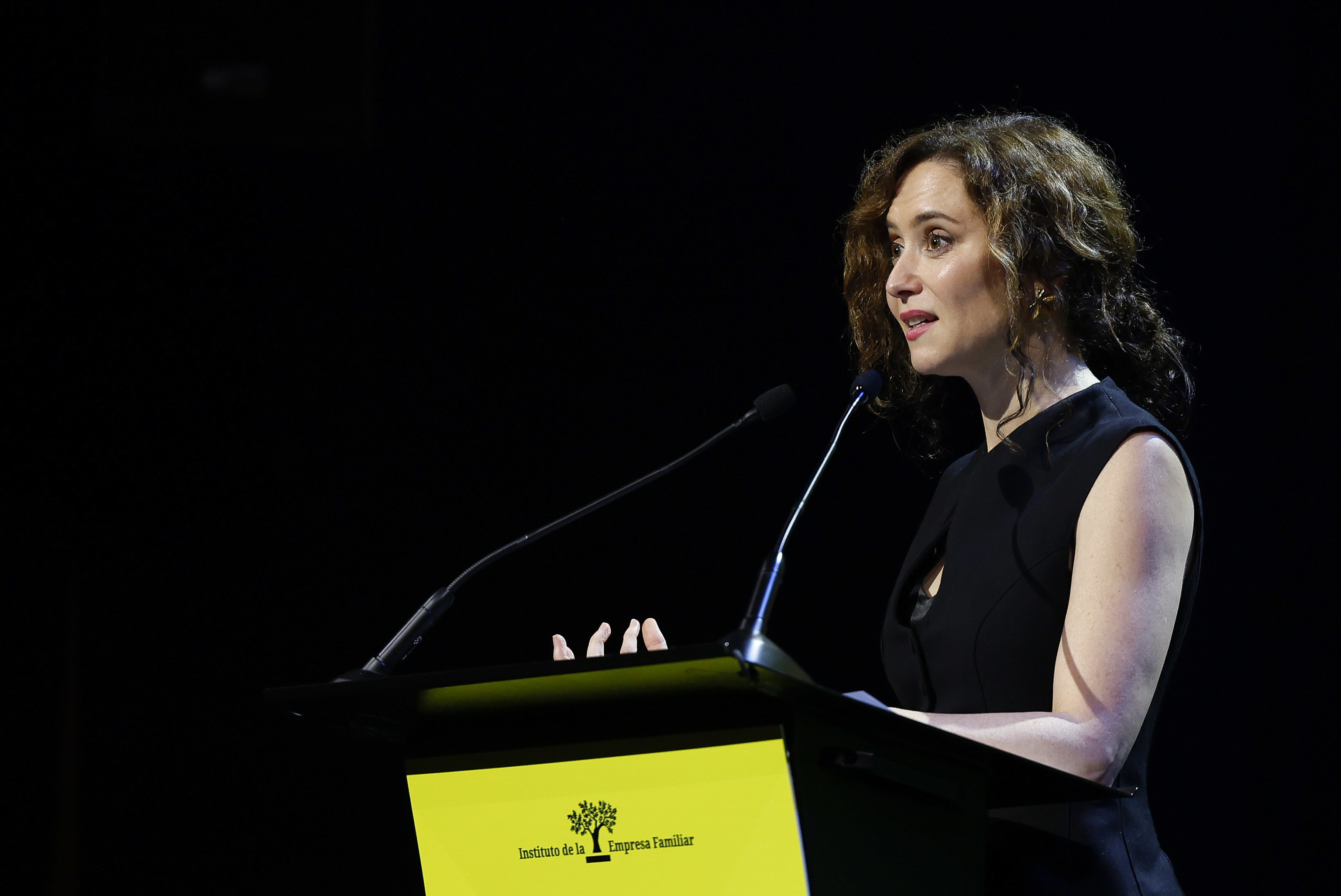 Ayuso repasa su vida en 'Intimo', su primer libro, que verá la luz el 2 de diciembre