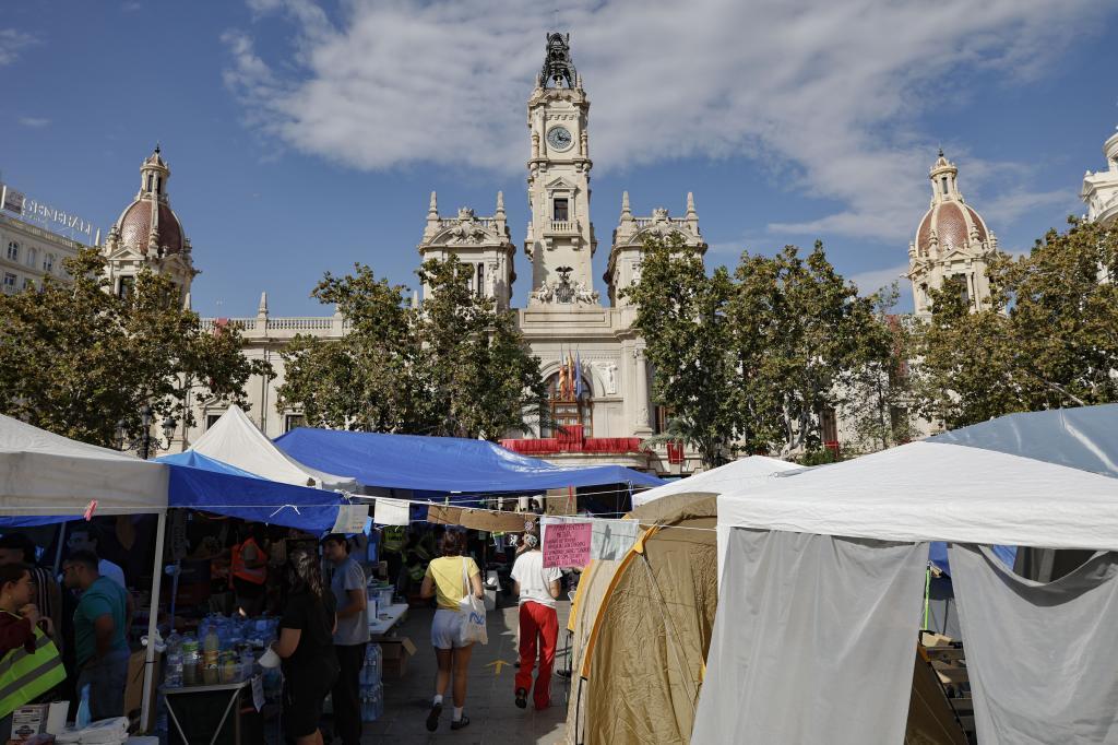 La acampada por la vivienda provoca un choque institucional y amenaza la celebración del Día de la Comunidad Valenciana