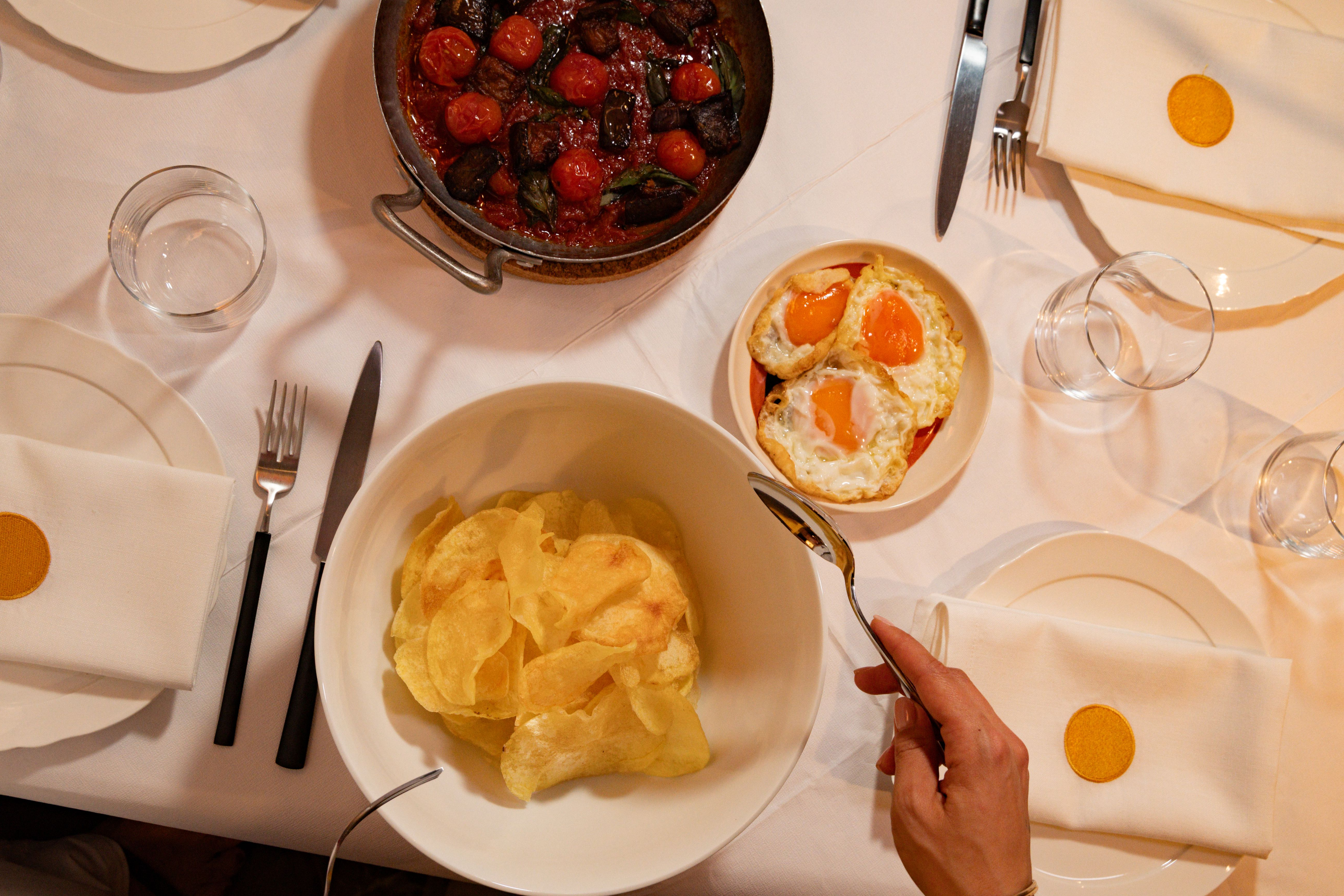 Caja de Huevos, el bar comedor de barrio en Chueca que nace de una receta superventas: "Aquí no hay reservas, el primero que llega se sienta"