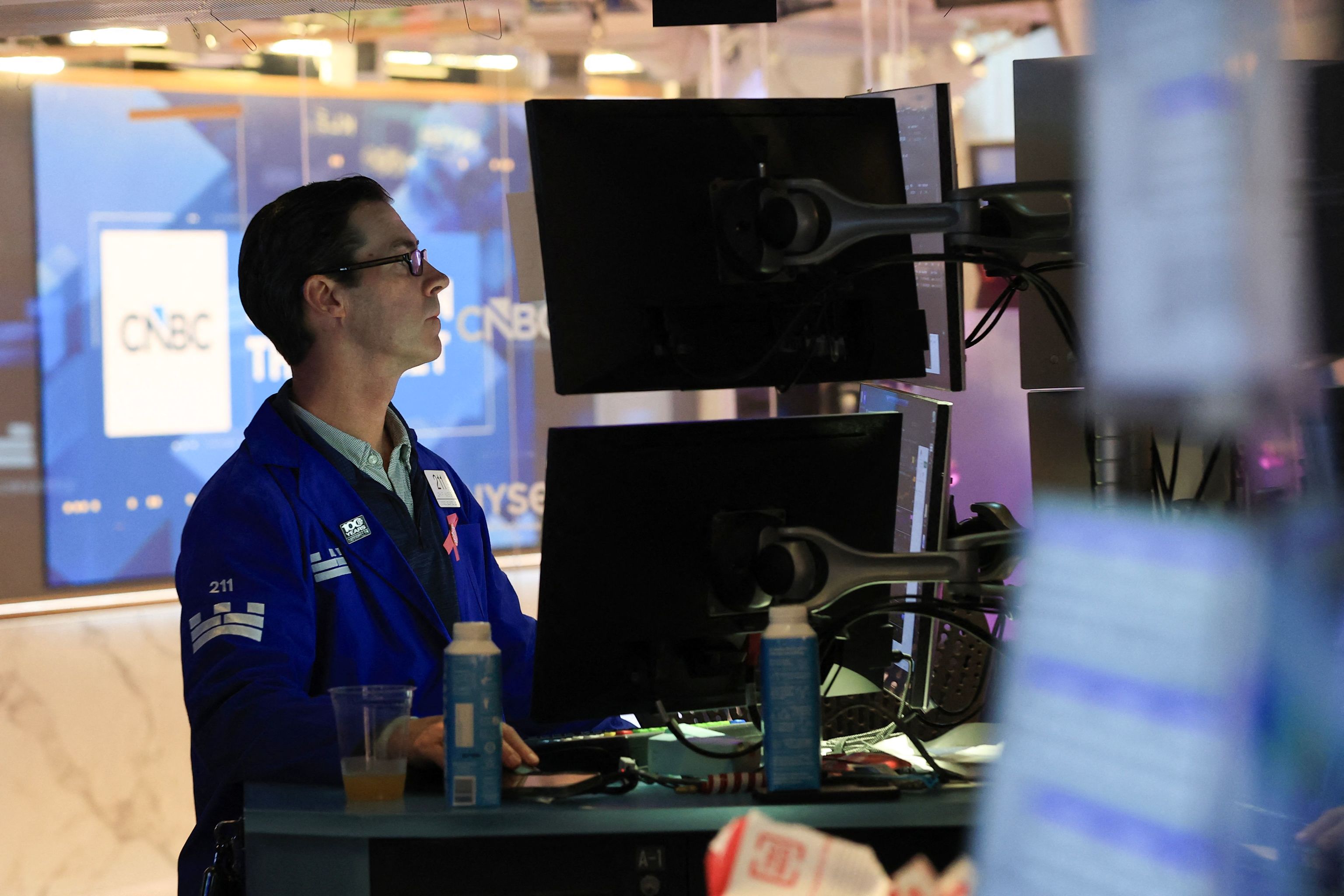 La tensión de la deuda pública arrastra a Wall Street y vuelve a lastrar a la banca del Ibex, que cede 1,7%