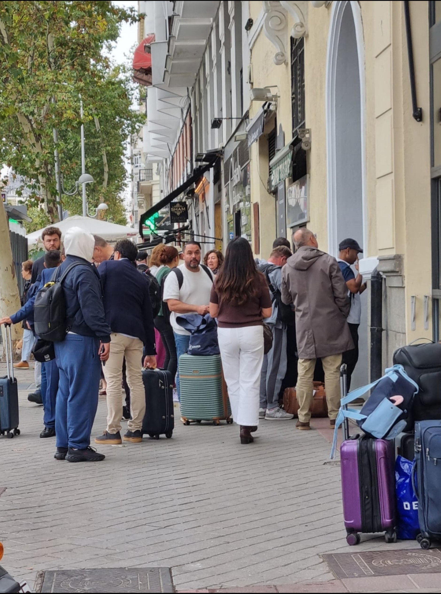 Cientos de turistas estafados tras reservar un hotel de lujo junto a El Retiro que nunca existió: "A un hombre le dio un jamacuco... y se lo llevaron al hospital"
