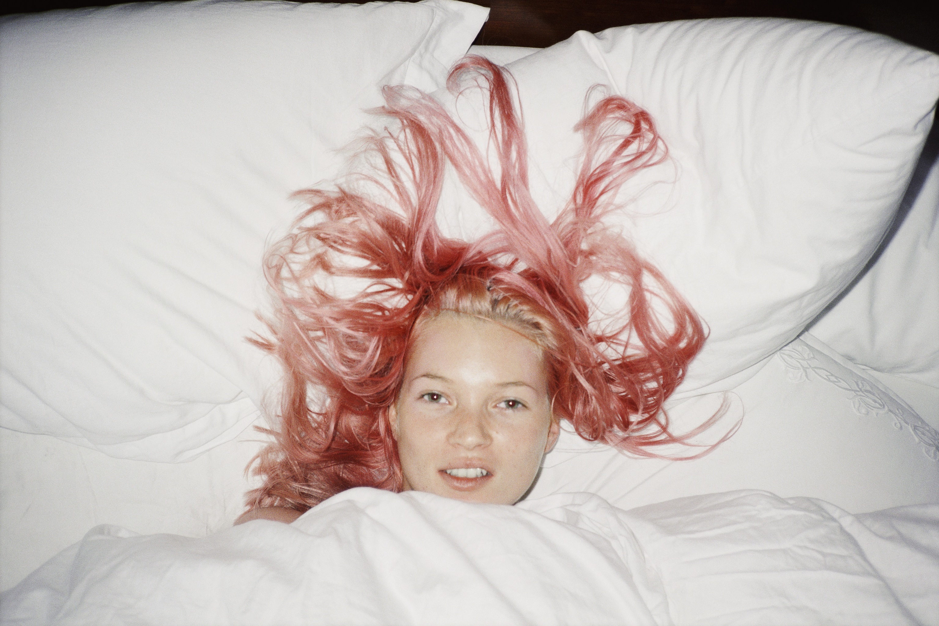 Kate Moss, Alexander McQueen o el pelo afro: el arte y la moda que marcaron Londres en los años 90