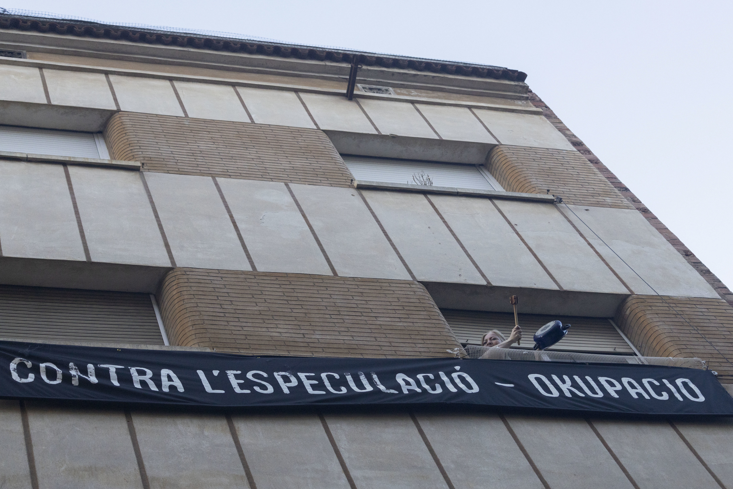 El PP acusa a Illa y Collboni de ser "una inmobiliaria de okupas" tras la compra de un bloque en Barcelona para evitar el desahucio de varias familias