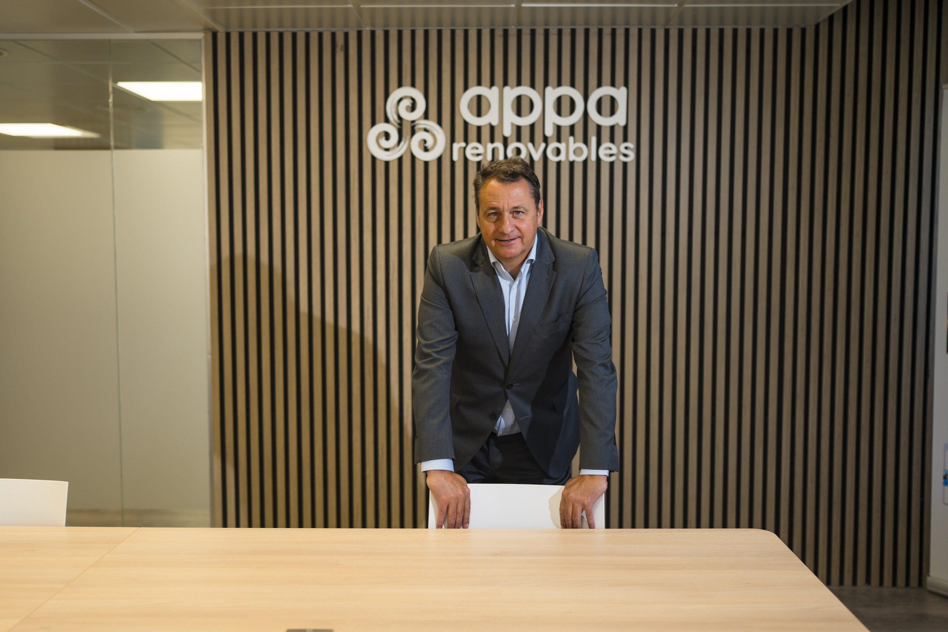 Santiago Gómez, presidente de la patronal renovable: "El próximo Gobierno necesita altura de miras, hacer política con la energía solo encarece la factura"