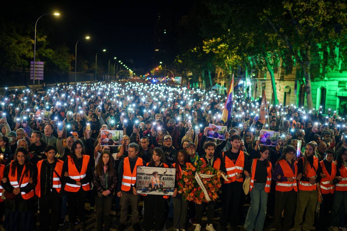 Miles de personas emprenden una marcha fúnebre desde la acampada de Sol hasta el piso de Maricarmen en Sainz de Baranda