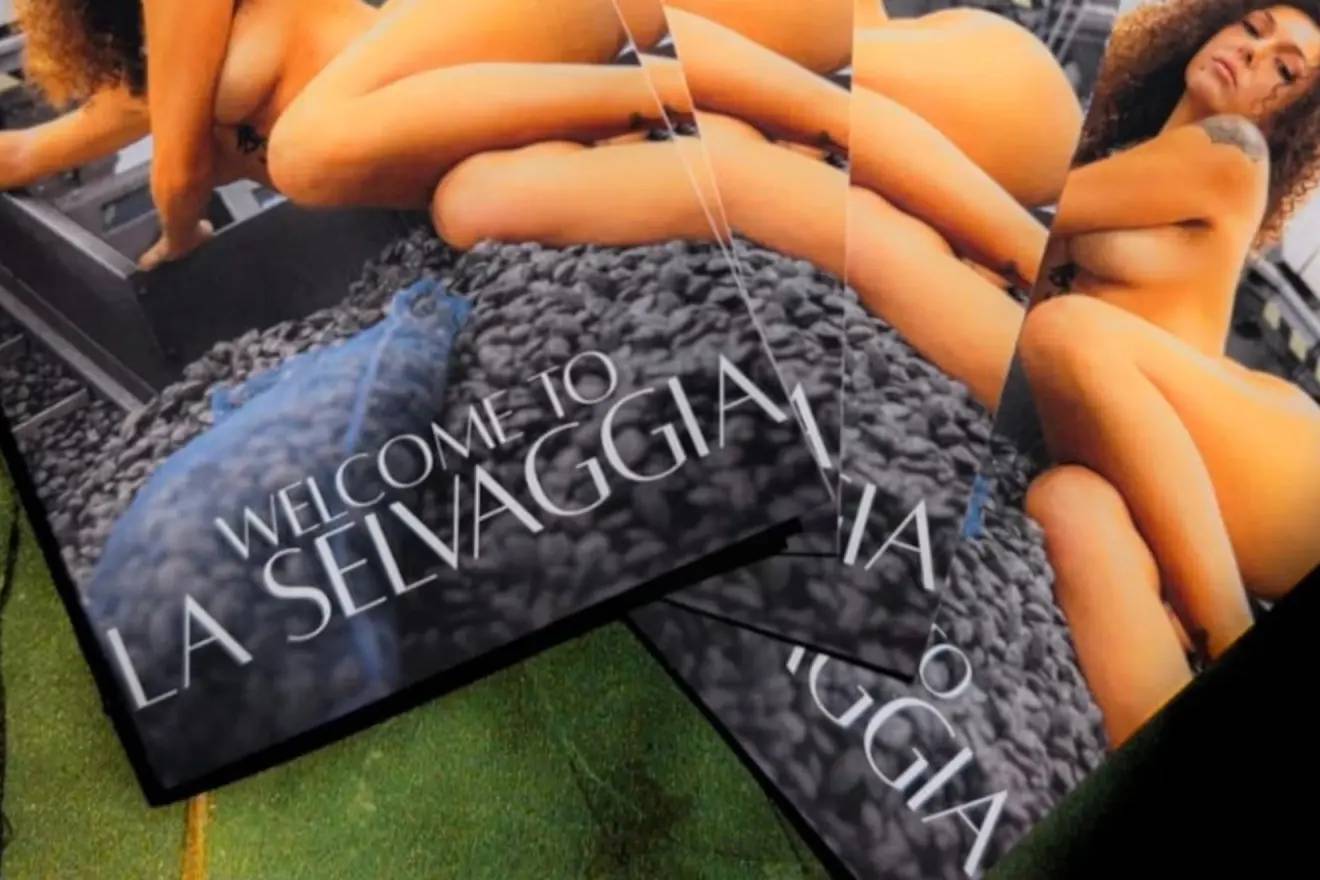 Expulsan a una empresa italiana de una feria de productos del mar en Vigo por publicidad sexista: "No todas las almejas son iguales"