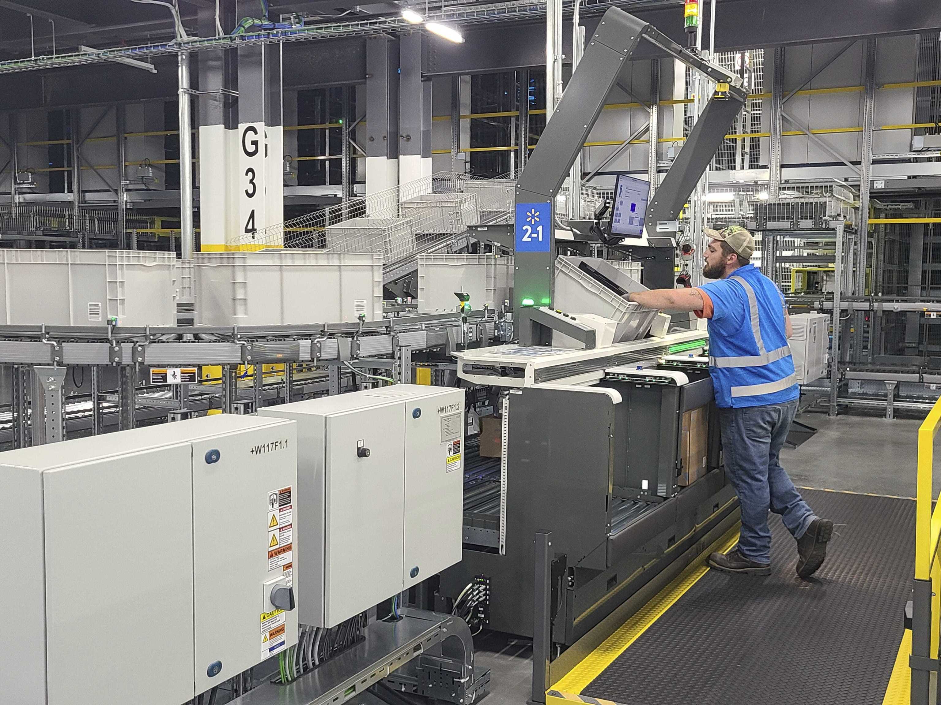 Para Walmart, sustituir a humanos por robots es una batalla multimillonaria