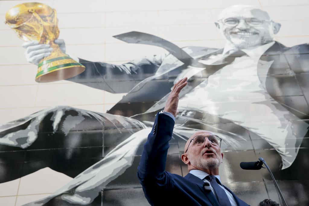 Tres heridos leves durante la visita de Luis de la Fuente a un mural de la selección en Valencia