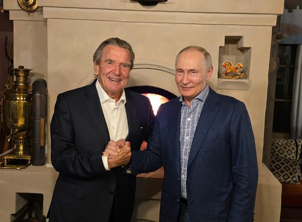 Merz, "profundamente indignado" con la visita de Schröder al presidente ruso coincidiendo con el cumpleaños de Putin
