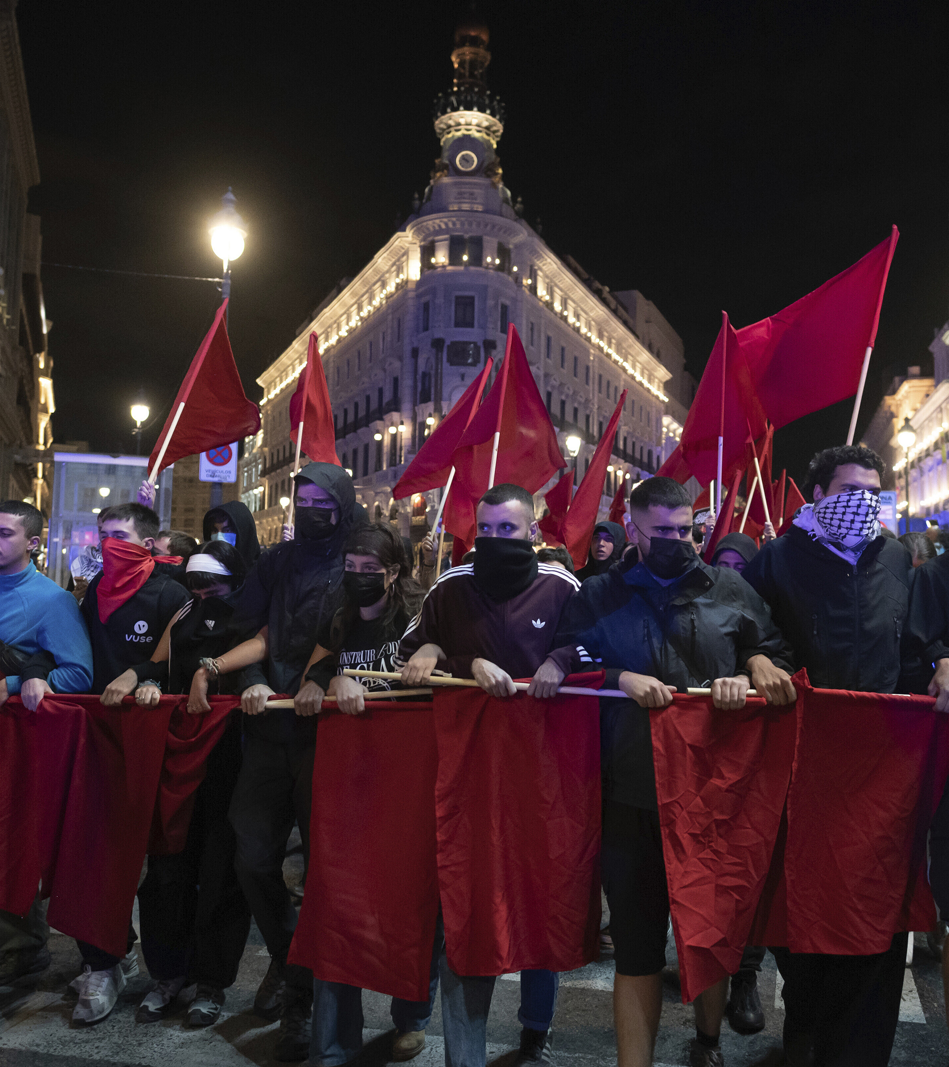 El auge de las banderas rojas que desprecian a Sánchez, a Podemos y al Frente Amplio